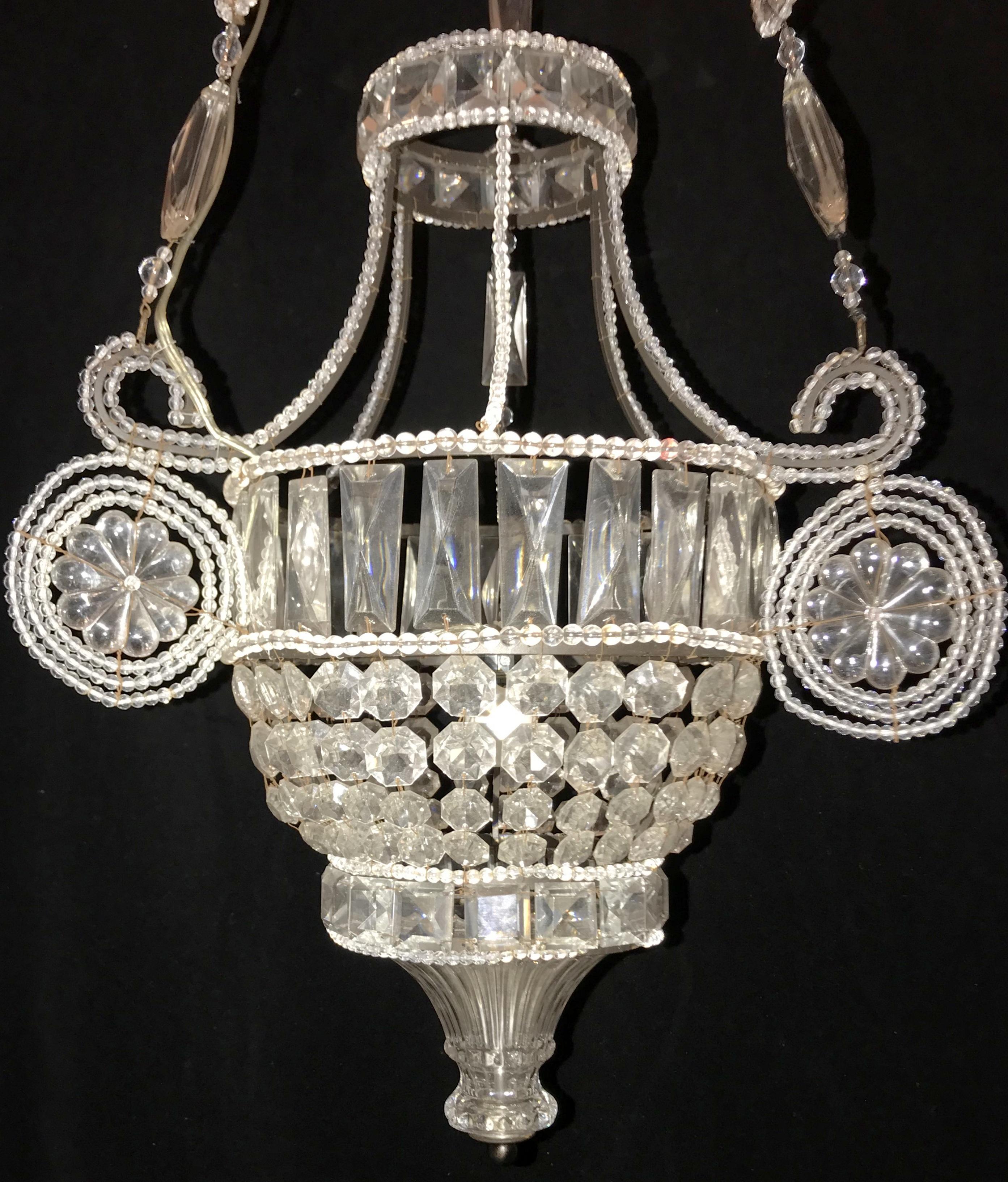 Mid-Century Modern Merveilleuse paire de lustres-urnes suspendus italiens en cristal perlé en forme de panier en vente