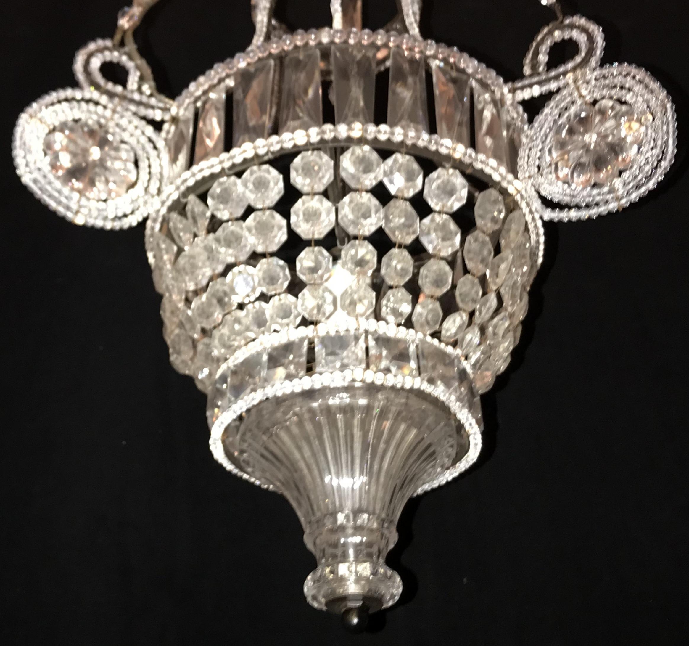 Wonderful Pair of Italian Beaded Crystal Basket Urn Pendent Chandeliers Fixtures In Good Condition For Sale In Roslyn, NY