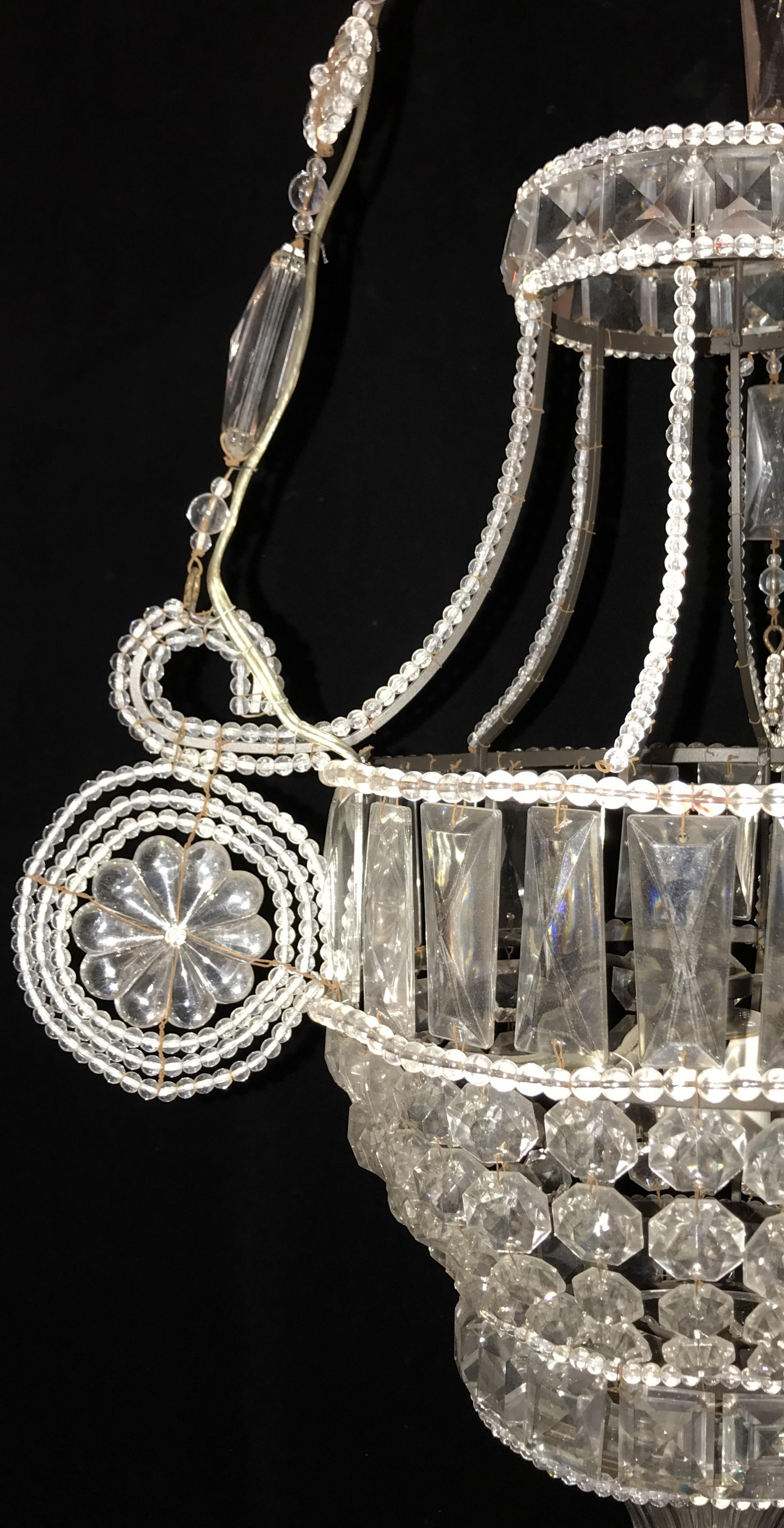 20ième siècle Merveilleuse paire de lustres-urnes suspendus italiens en cristal perlé en forme de panier en vente