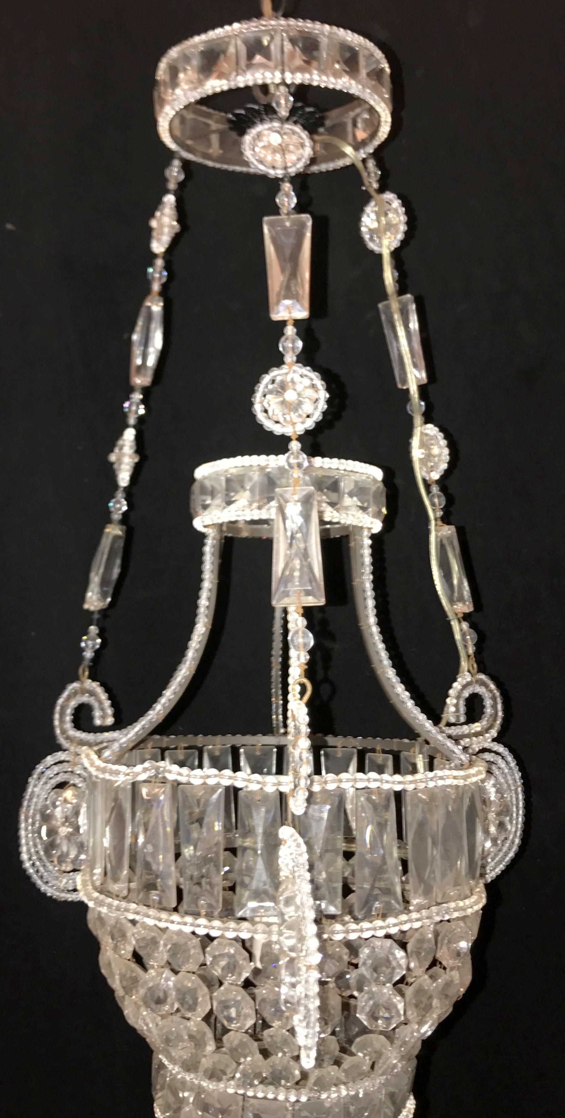 Merveilleuse paire de lustres-urnes suspendus italiens en cristal perlé en forme de panier en vente 1