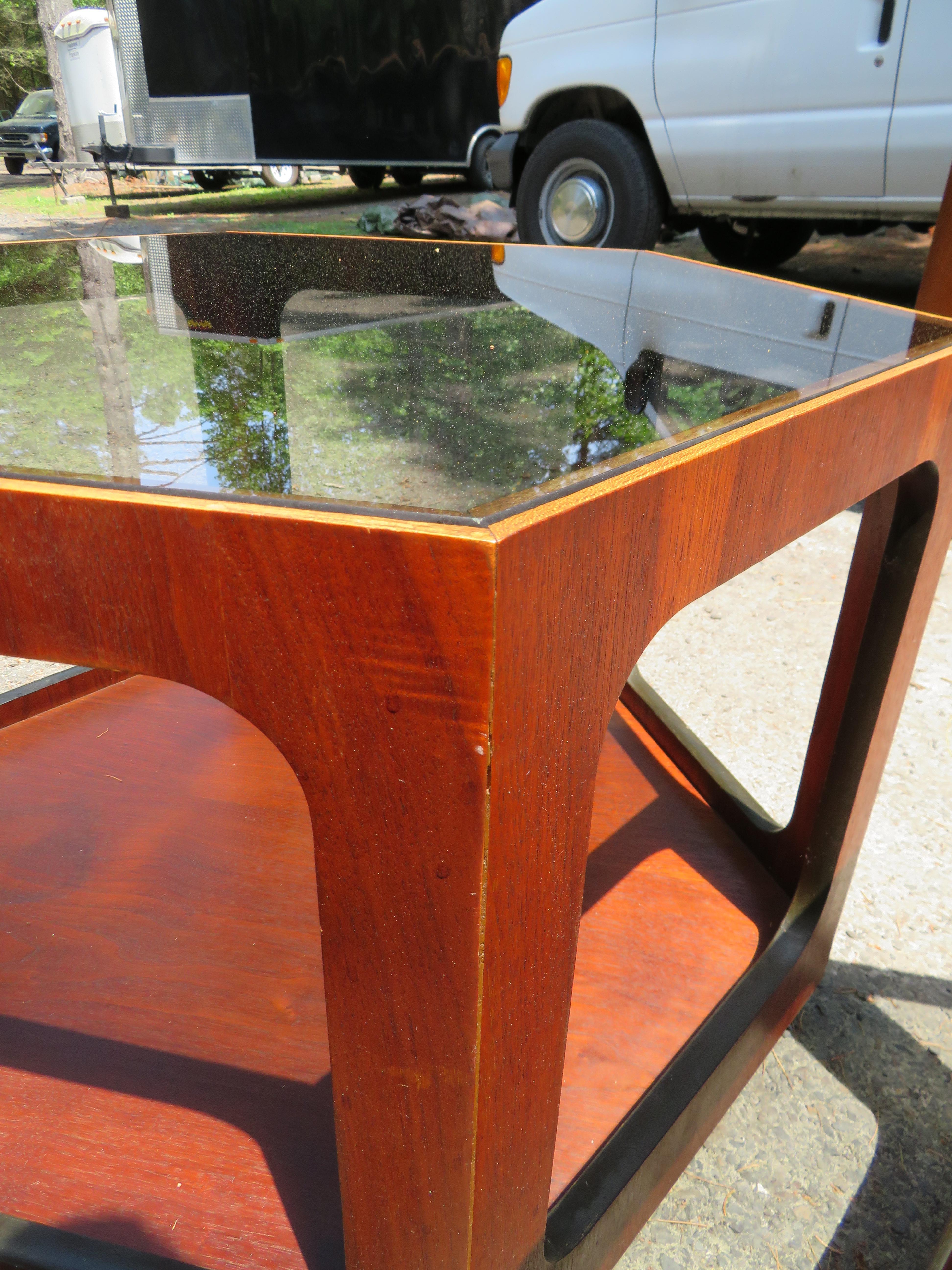 Merveilleuse paire de tables d'appoint Lane octogonales en verre et noyer, mi-siècle moderne en vente 3