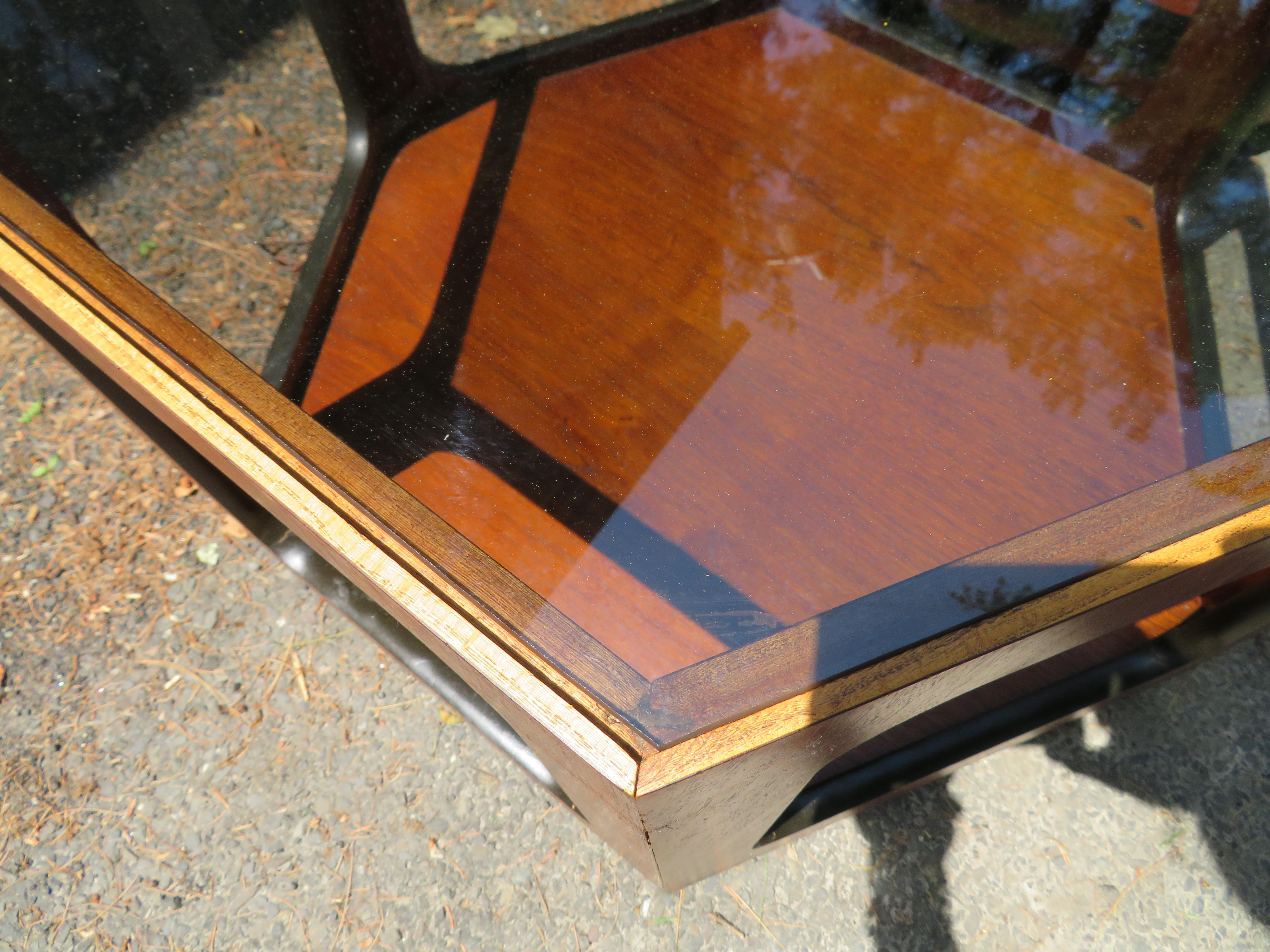 Merveilleuse paire de tables d'appoint Lane octogonales en verre et noyer, mi-siècle moderne en vente 4