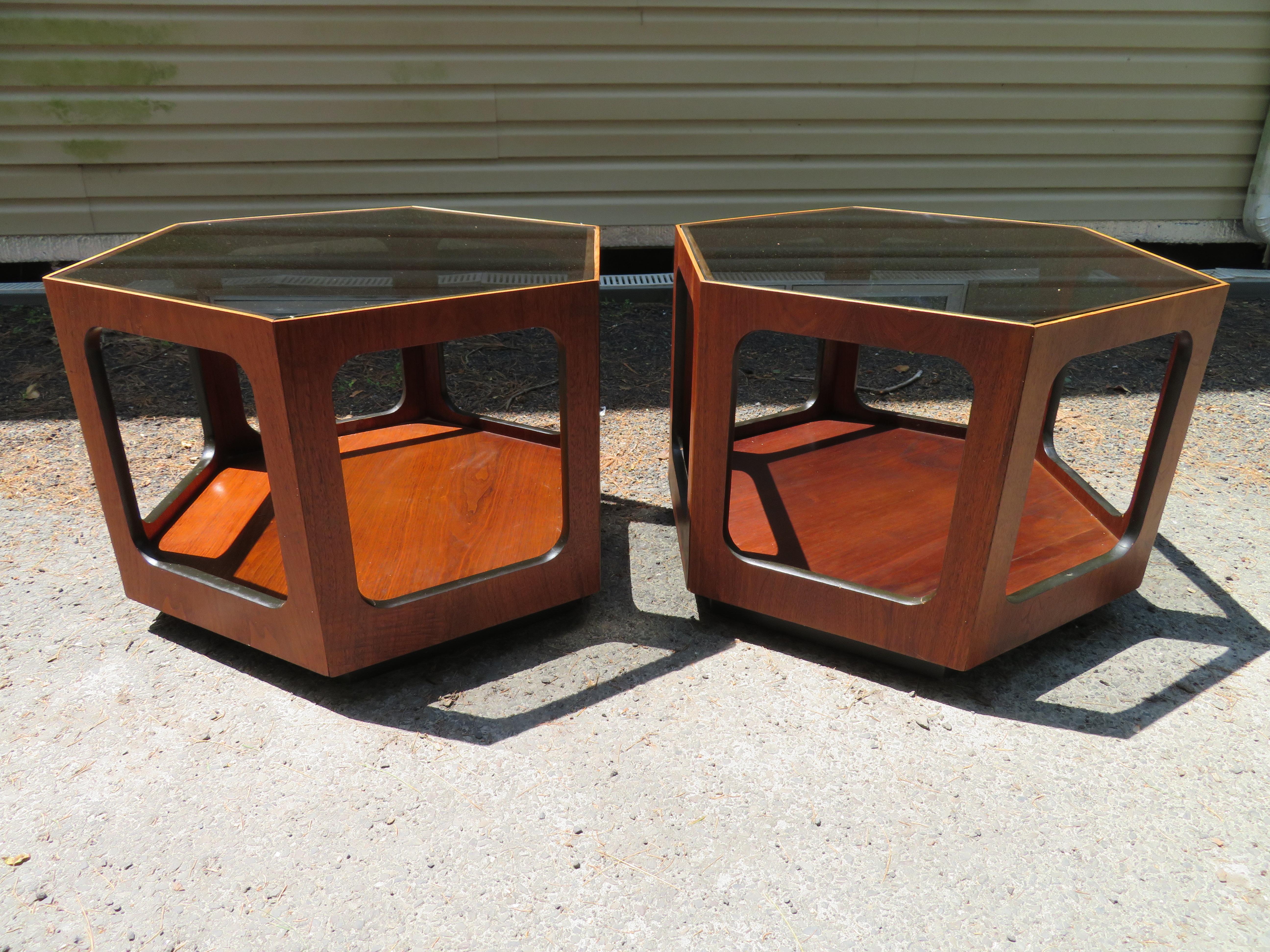 Merveilleuse paire de tables d'appoint Lane octogonales en verre et noyer, mi-siècle moderne en vente 5