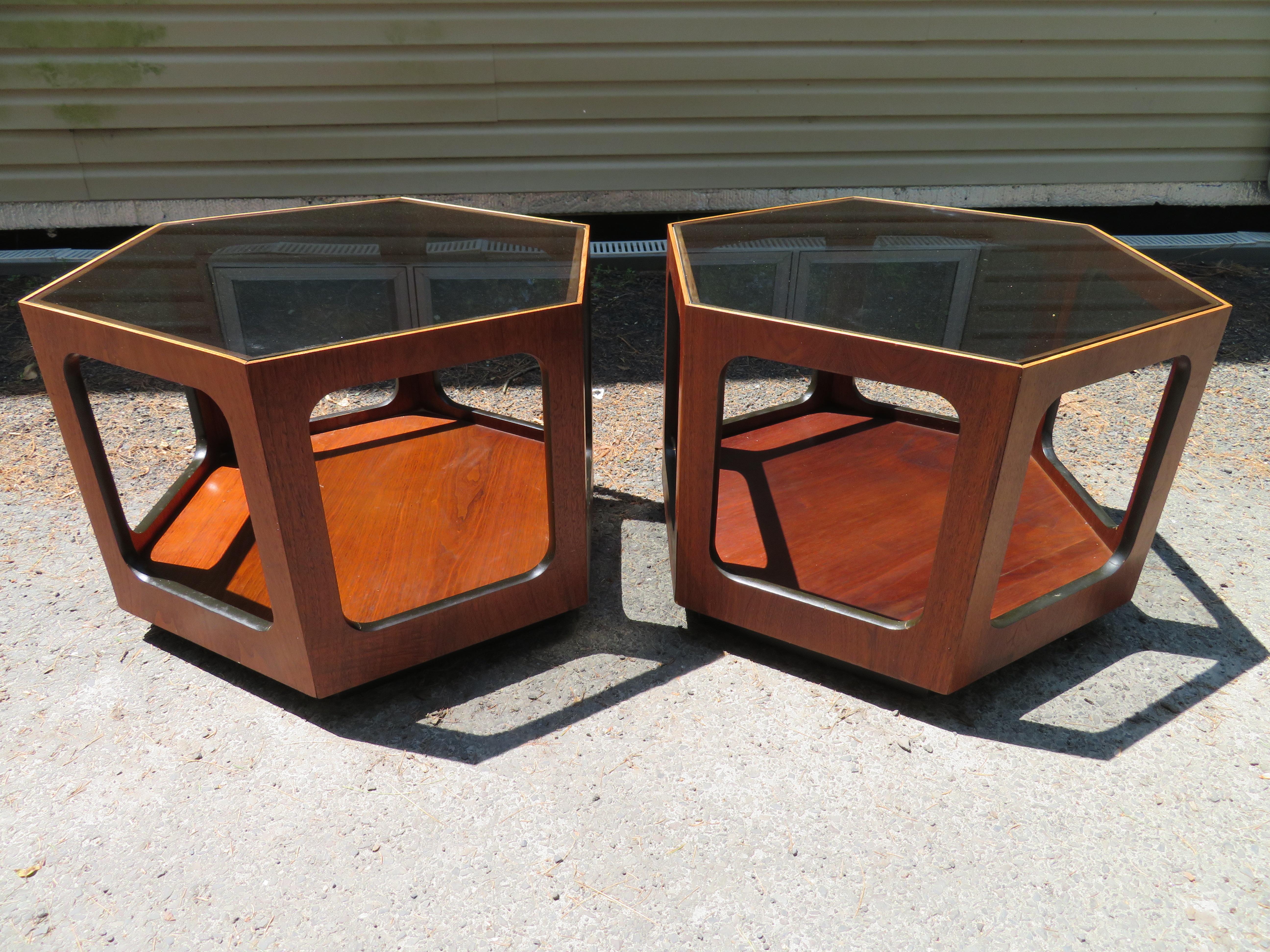 Merveilleuse paire de tables d'appoint Lane de forme octogonale en verre et noyer. Cette paire est en très bon état vintage et est de la taille parfaite - ni trop grande ni trop petite - juste ce qu'il faut ! Ils mesurent 20 