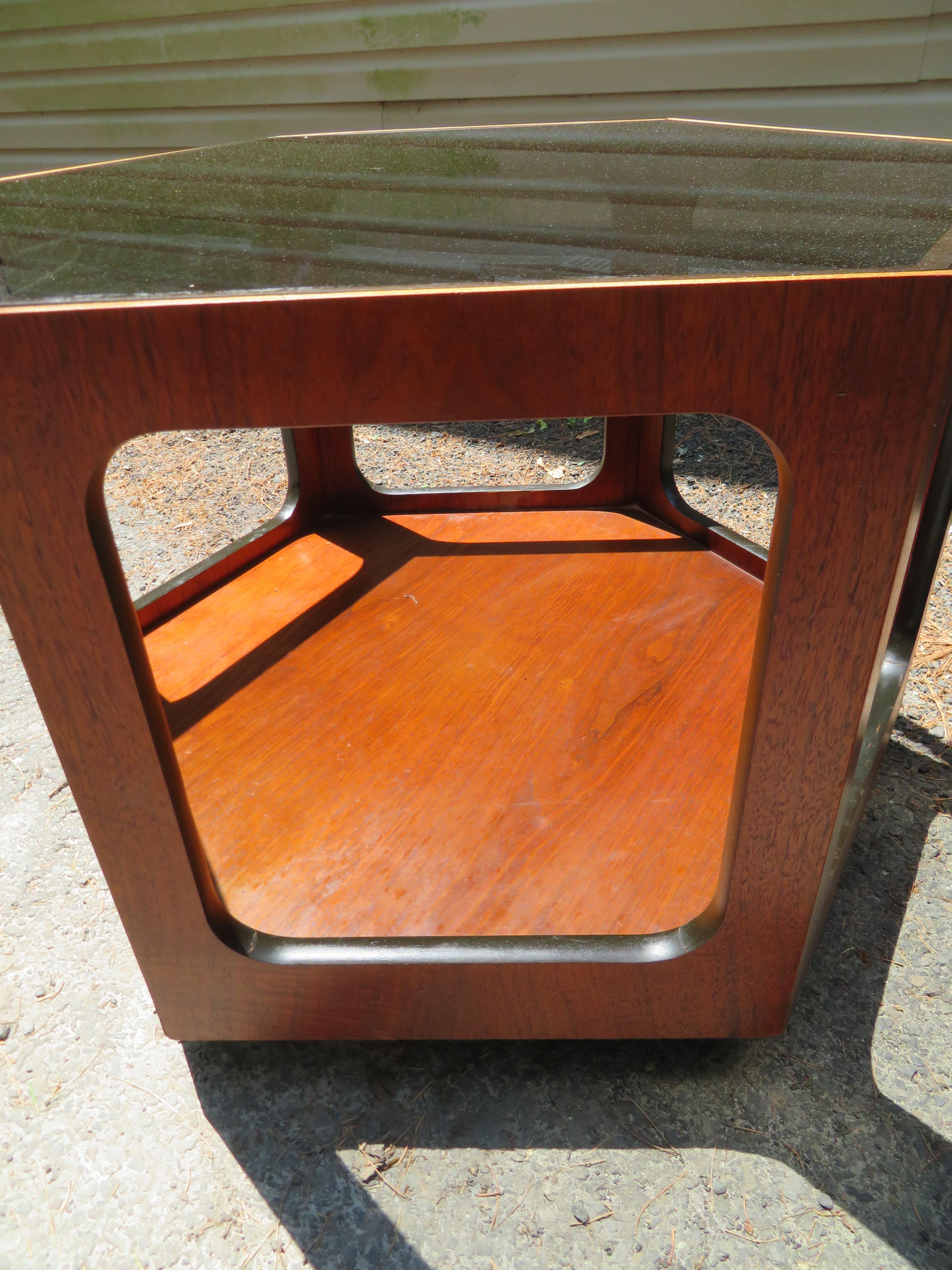 Mid-Century Modern Merveilleuse paire de tables d'appoint Lane octogonales en verre et noyer, mi-siècle moderne en vente