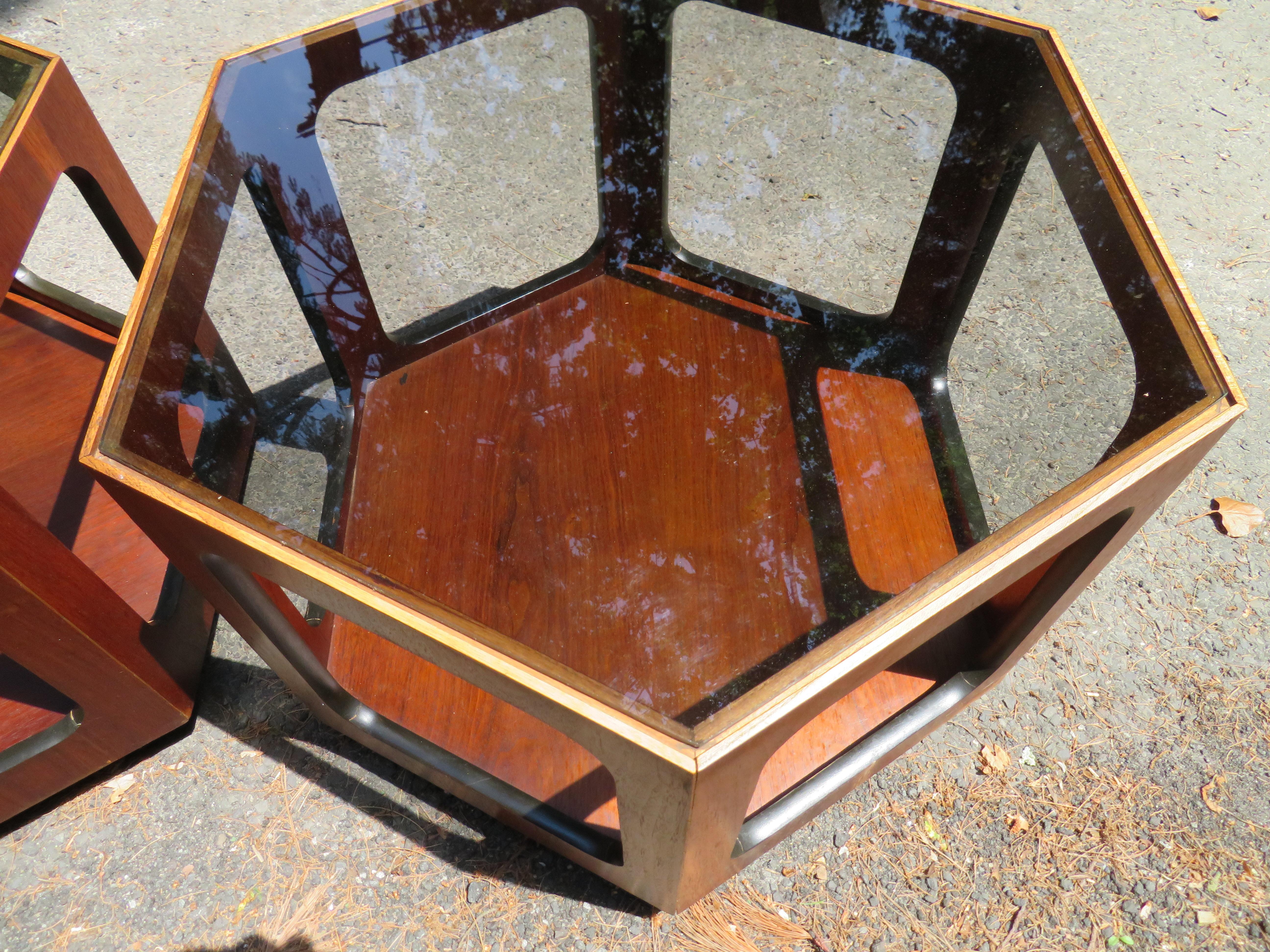 Merveilleuse paire de tables d'appoint Lane octogonales en verre et noyer, mi-siècle moderne en vente 2