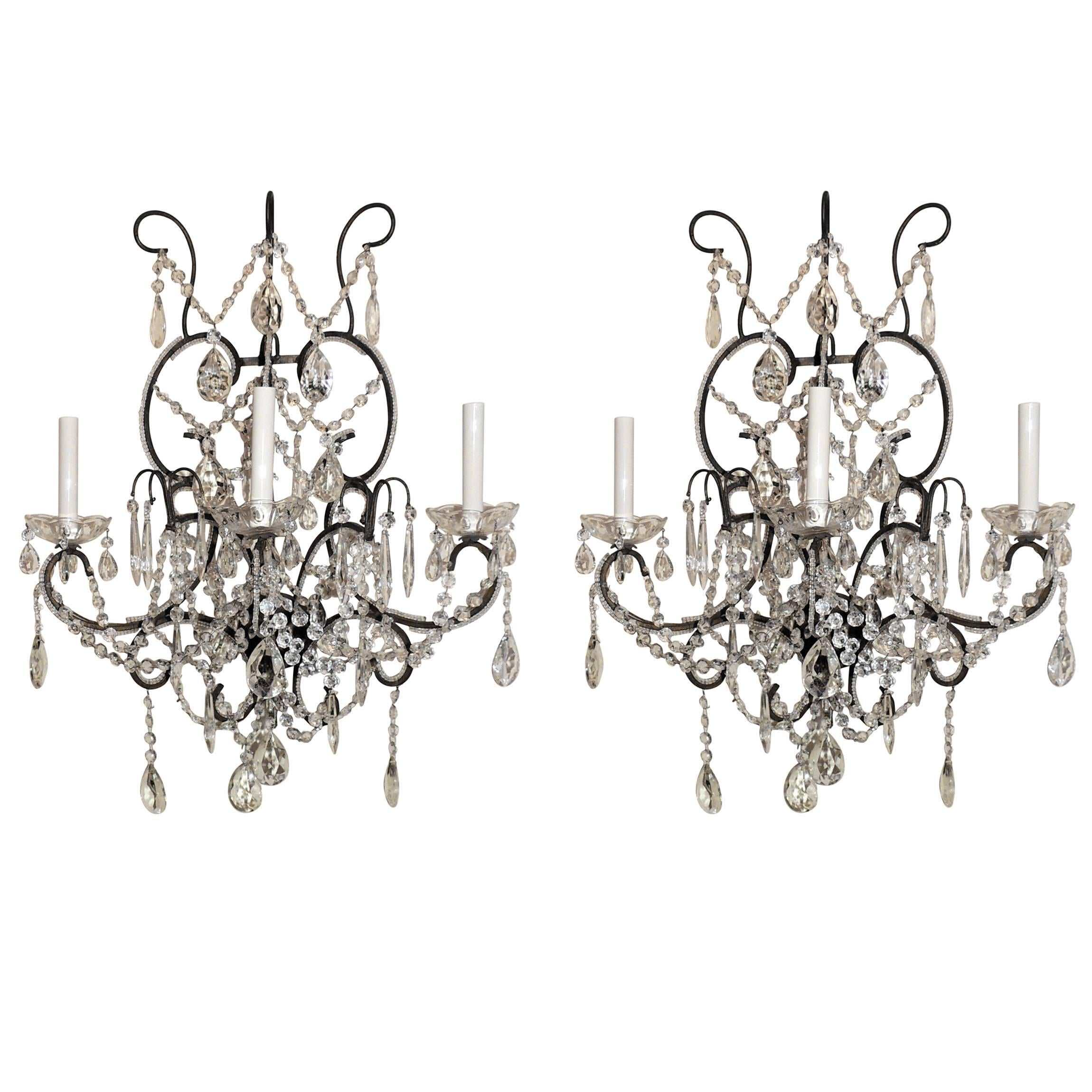 Merveilleuse paire de grandes appliques italiennes à trois lumières en forme de guirlande de cristal perlé