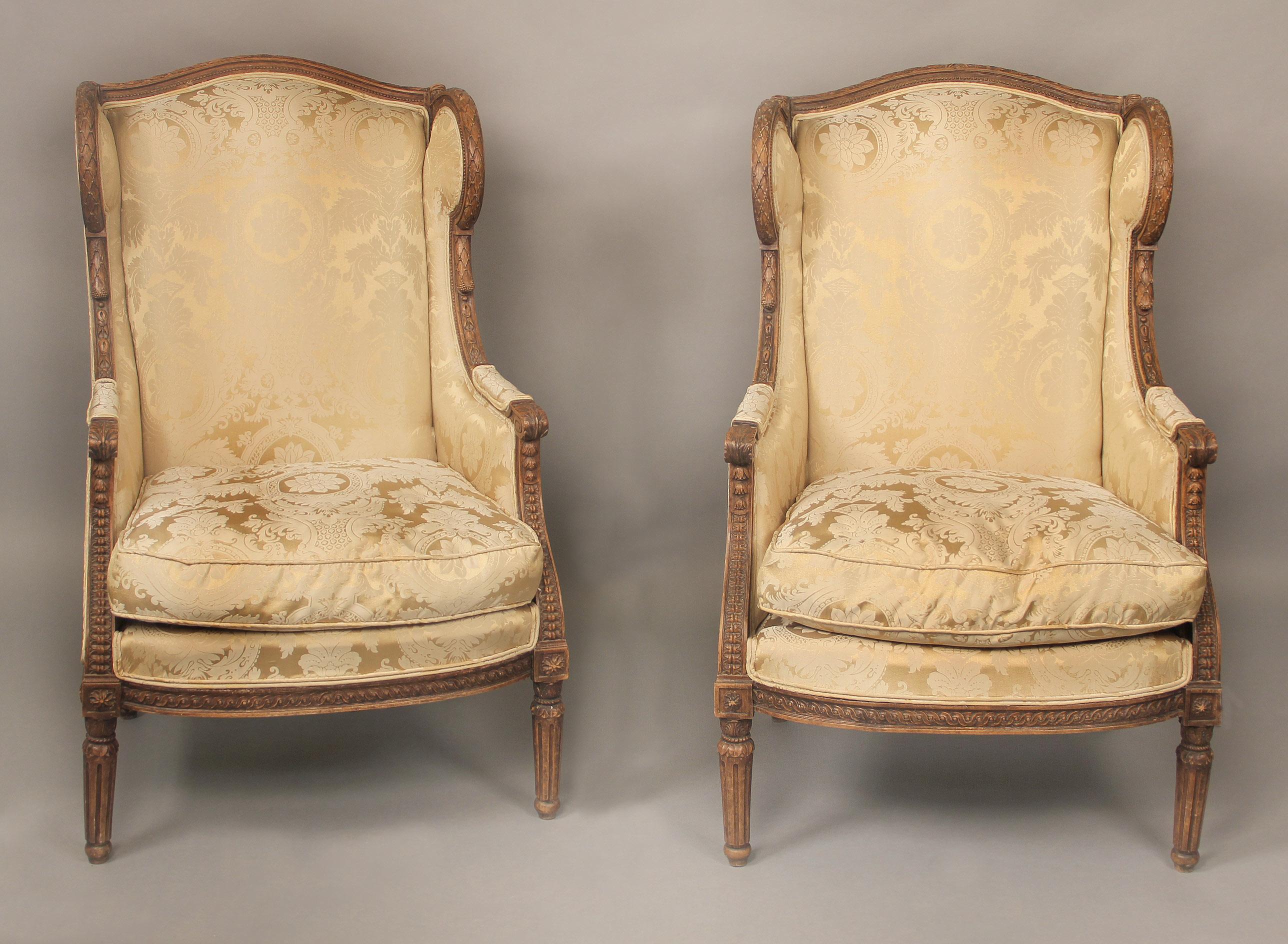 Une belle paire de bergères en bois sculpté de style Louis XV de la fin du 19ème siècle

Dossiers hauts et sièges larges avec des cadres conçus et sculptés à la main.