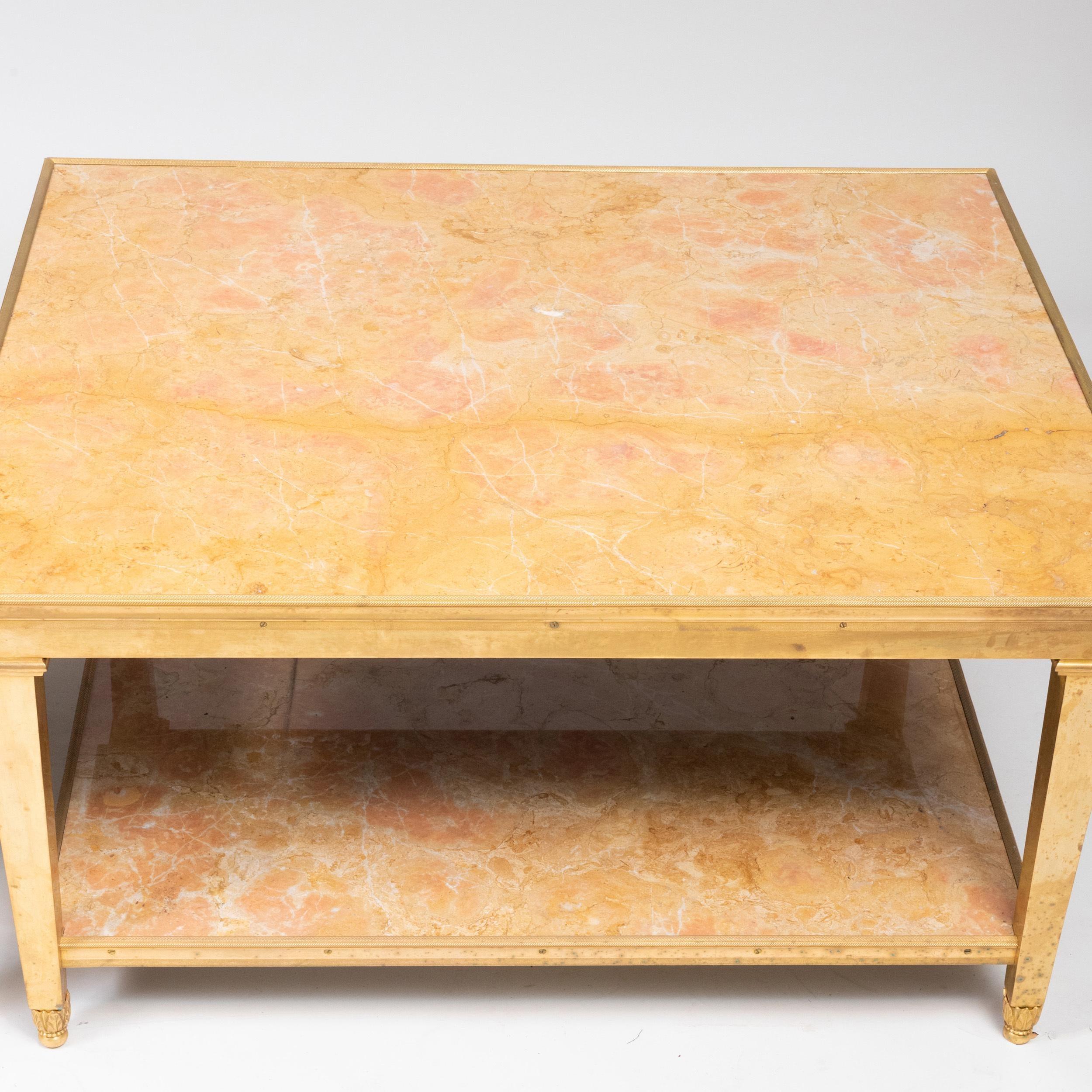 Poli Merveilleuse paire de tables basses à deux niveaux Lorin Marsh en laiton et bronze avec plateau en marbre en vente