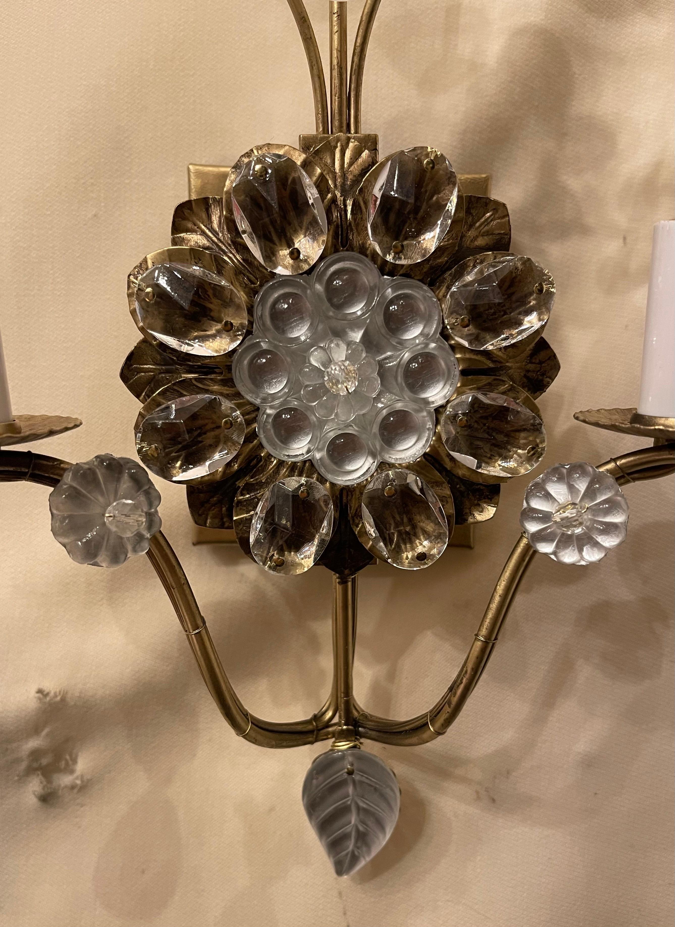 Merveilleuse paire d'appliques à feuilles de fleurs en cristal de roche et verre doré de la Maison Baguès Bon état - En vente à Roslyn, NY