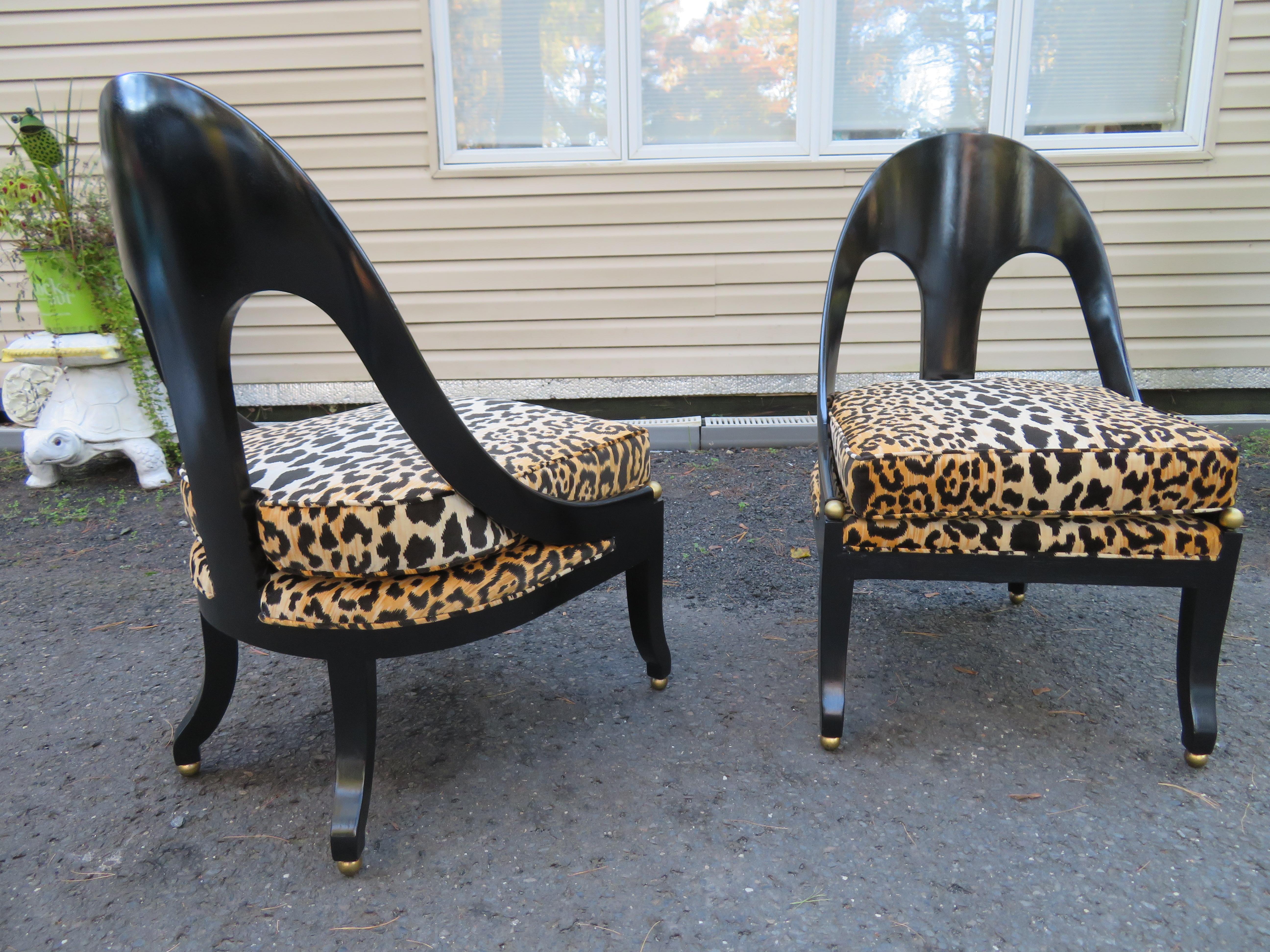 Wunderschönes Paar neoklassizistischer Stühle von Michael Taylor für Baker mit Löffelrückenlehne (Hollywood Regency) im Angebot