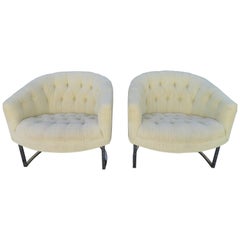 Magnifique paire de chaises de baignoire chromées à dossier baril touffeté de style Milo Baughman