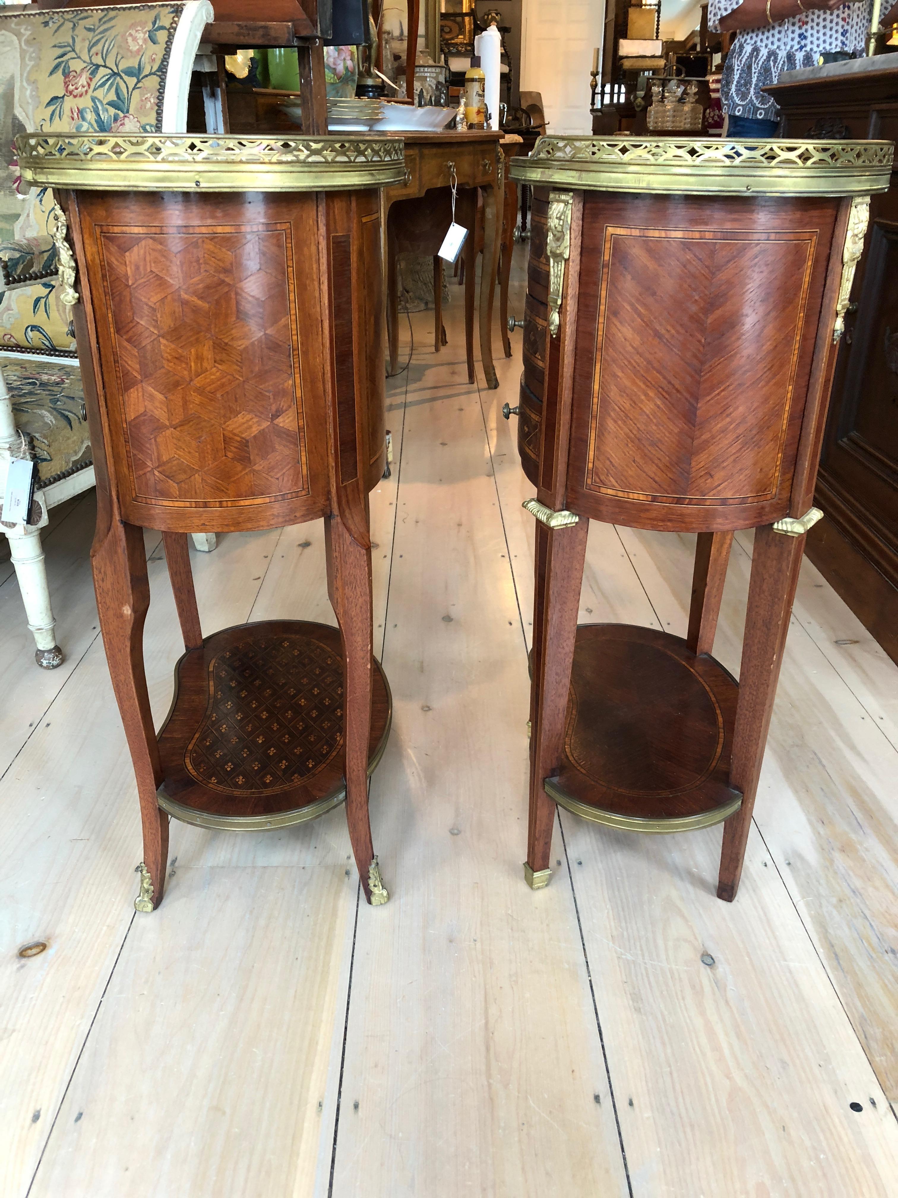 Wonderful Pair of Oval Inlay Mahogany and Marble Nightstands In Excellent Condition In Hopewell, NJ