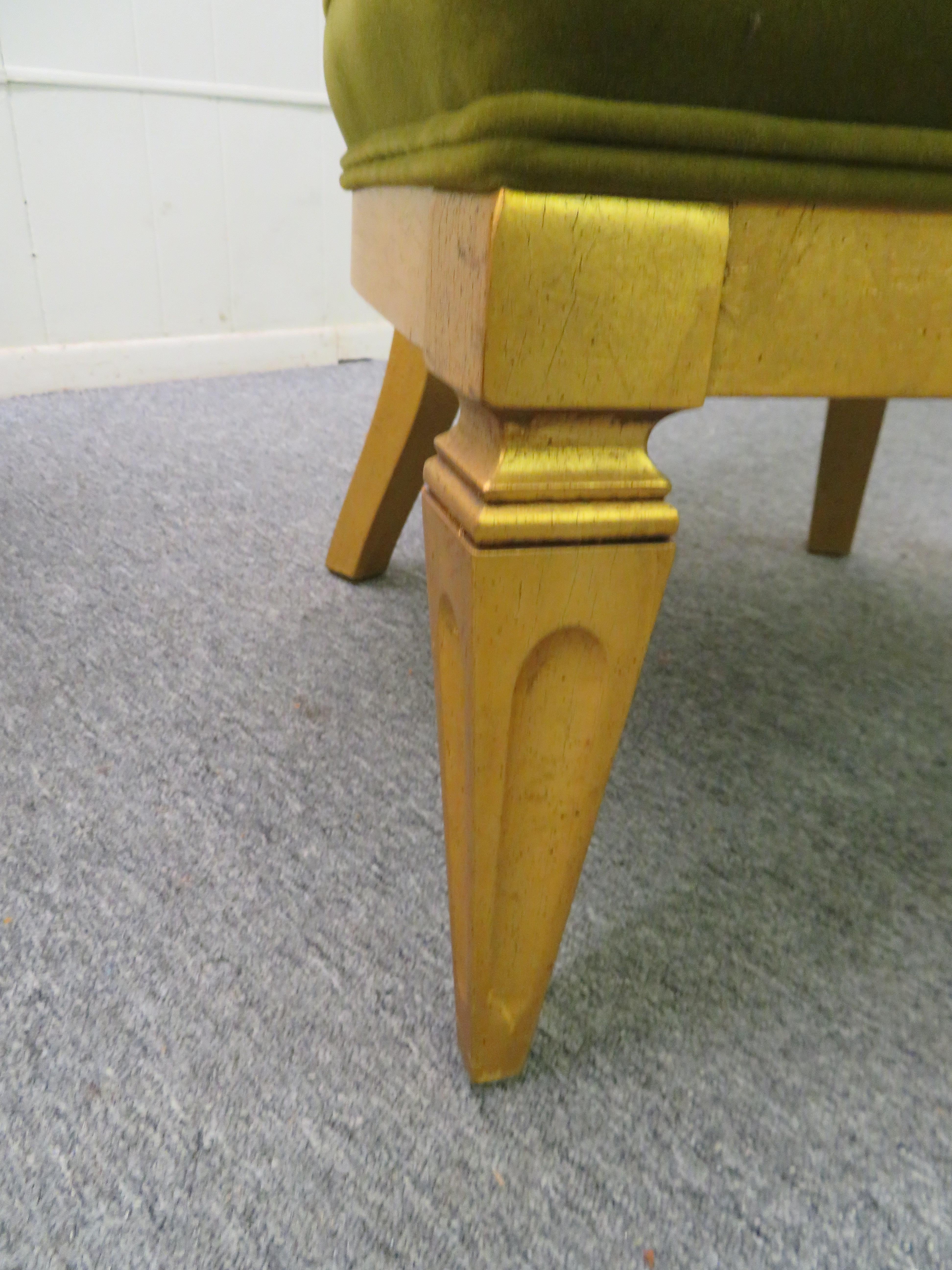 Merveilleuse paire de fauteuils de salon à haut dossier en forme de pantoufles Hollywood Regency en vente 3