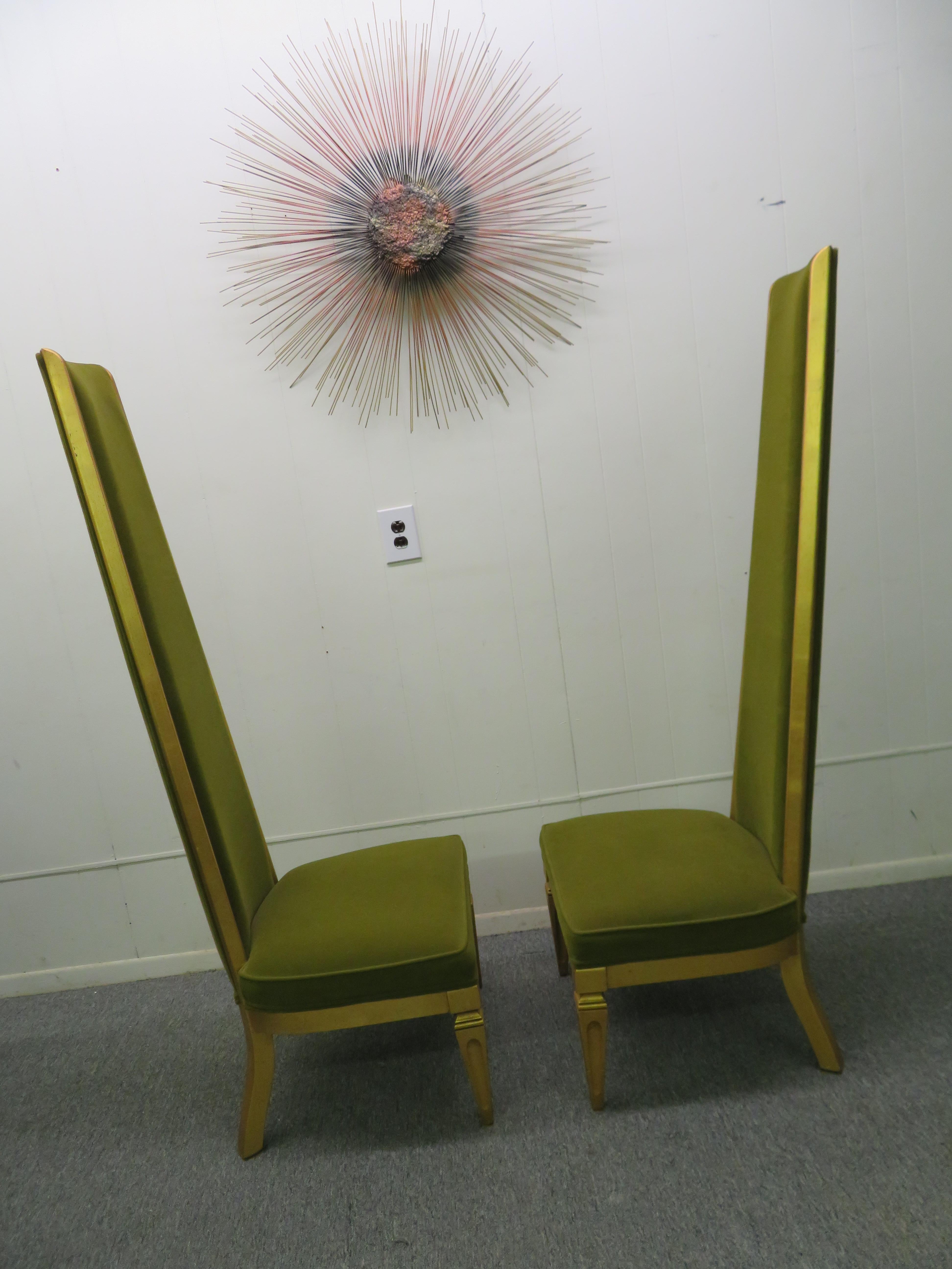 Ein wunderschönes Paar Sessel mit hoher Rückenlehne im Hollywood Regency-Stil (Polster) im Angebot