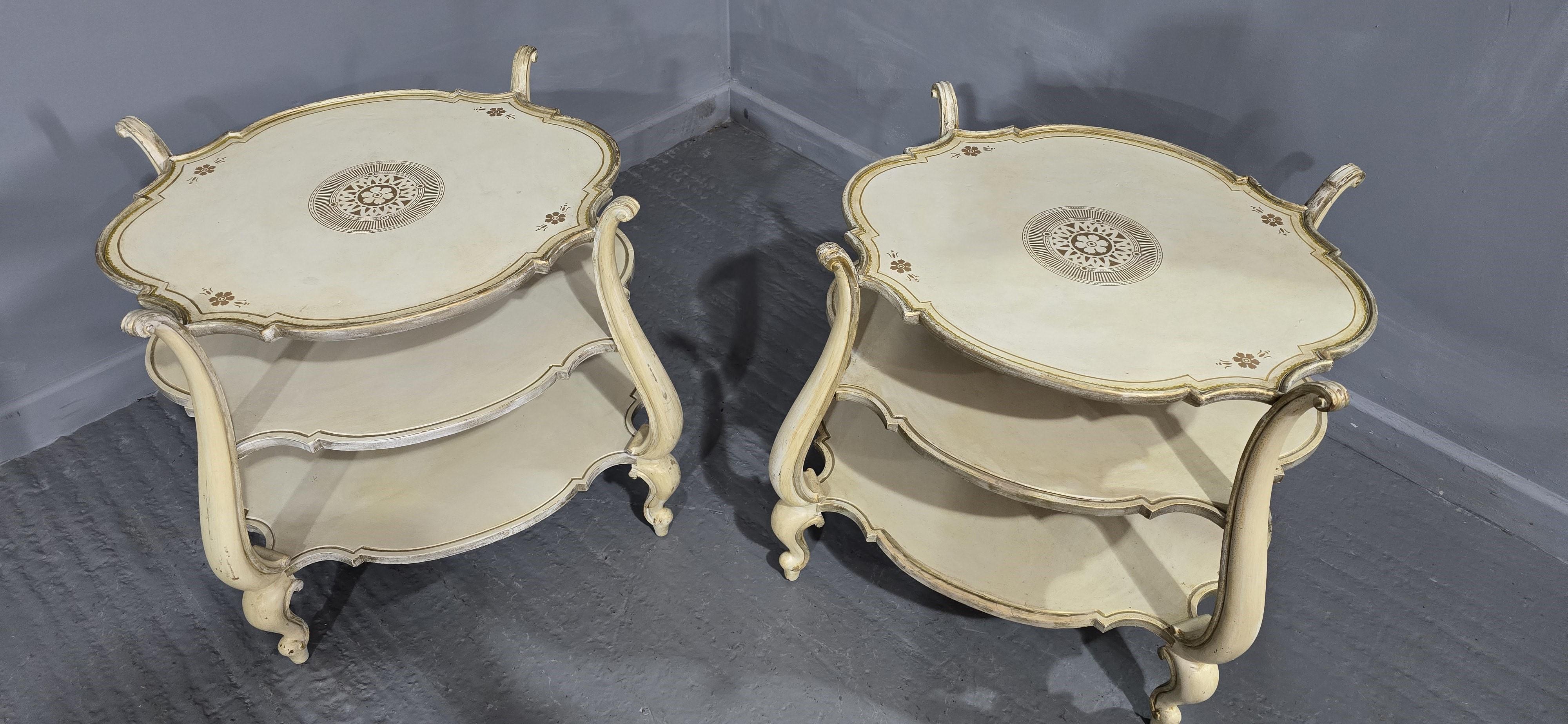 Regency Meravigliosa coppia di tavoli da lampada occasionali dipinti in vendita