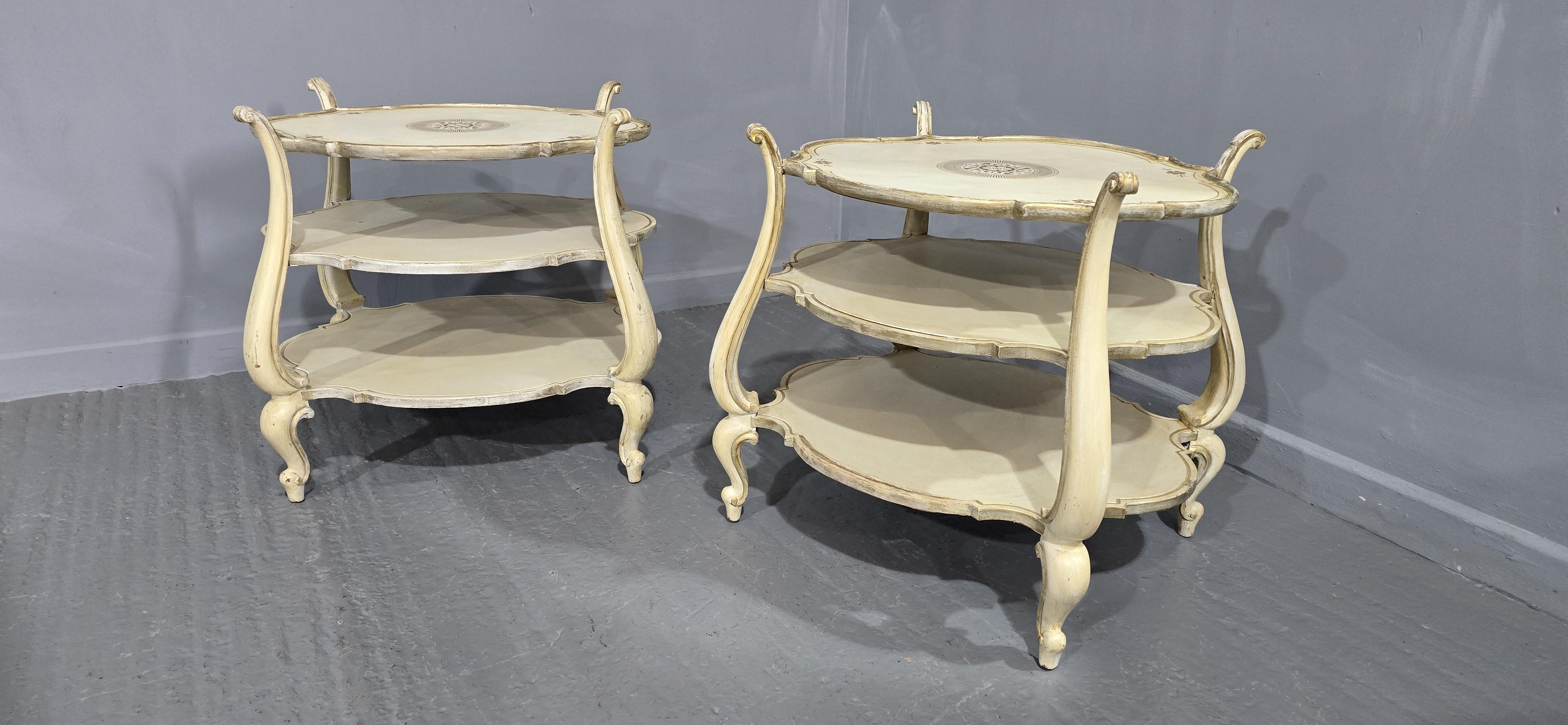 Francese Meravigliosa coppia di tavoli da lampada occasionali dipinti in vendita