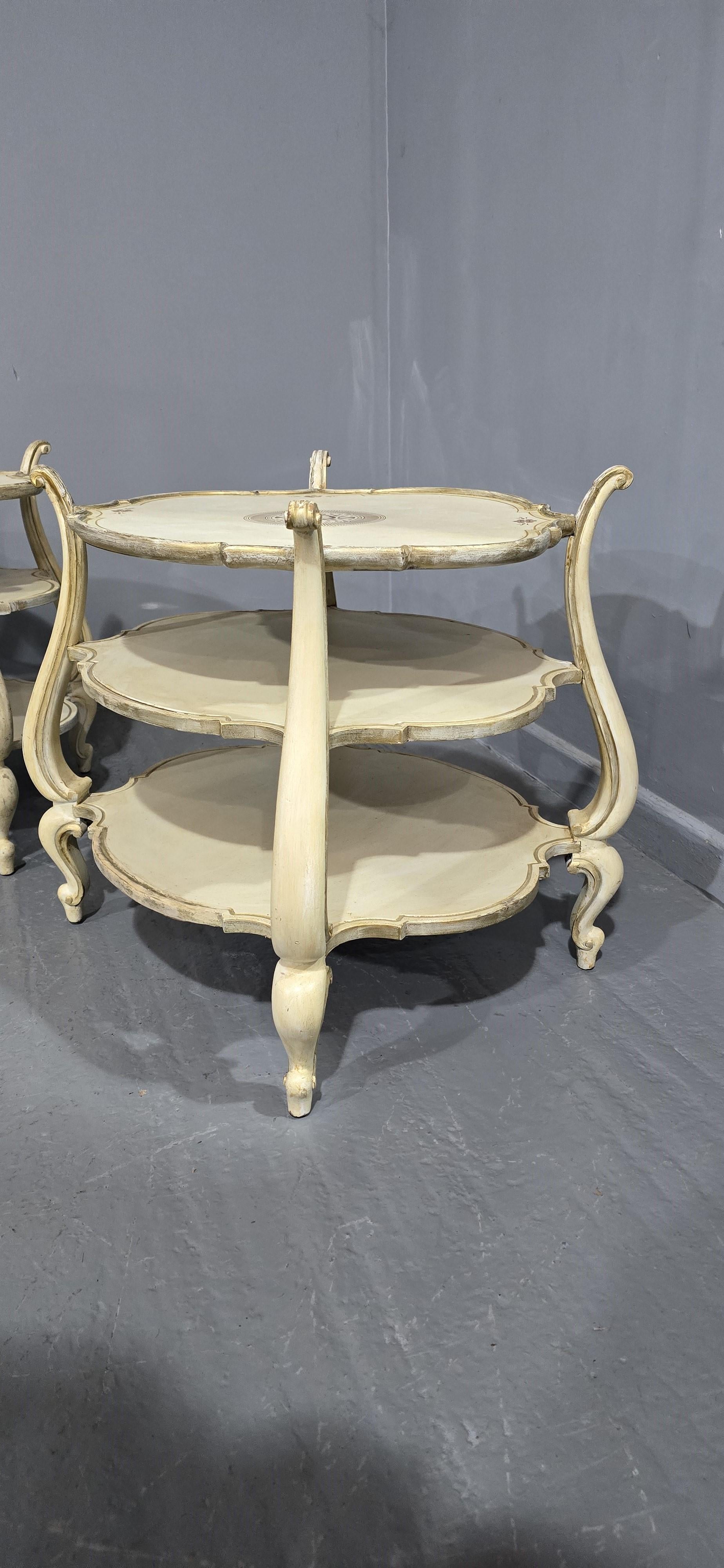 Dipinto Meravigliosa coppia di tavoli da lampada occasionali dipinti in vendita