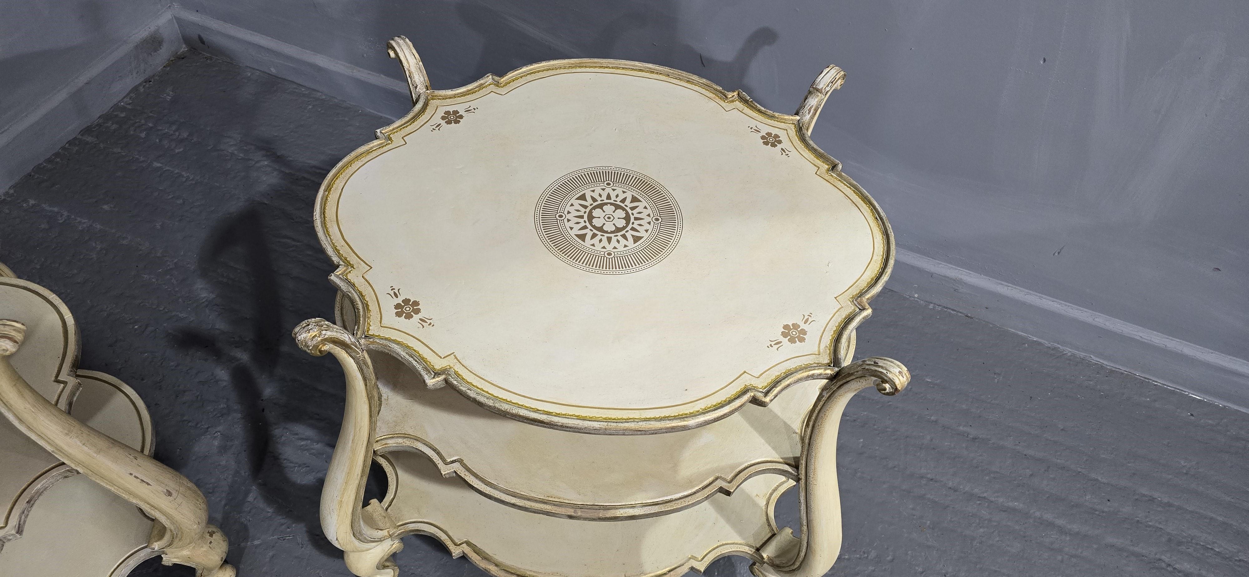 Faggio Meravigliosa coppia di tavoli da lampada occasionali dipinti in vendita