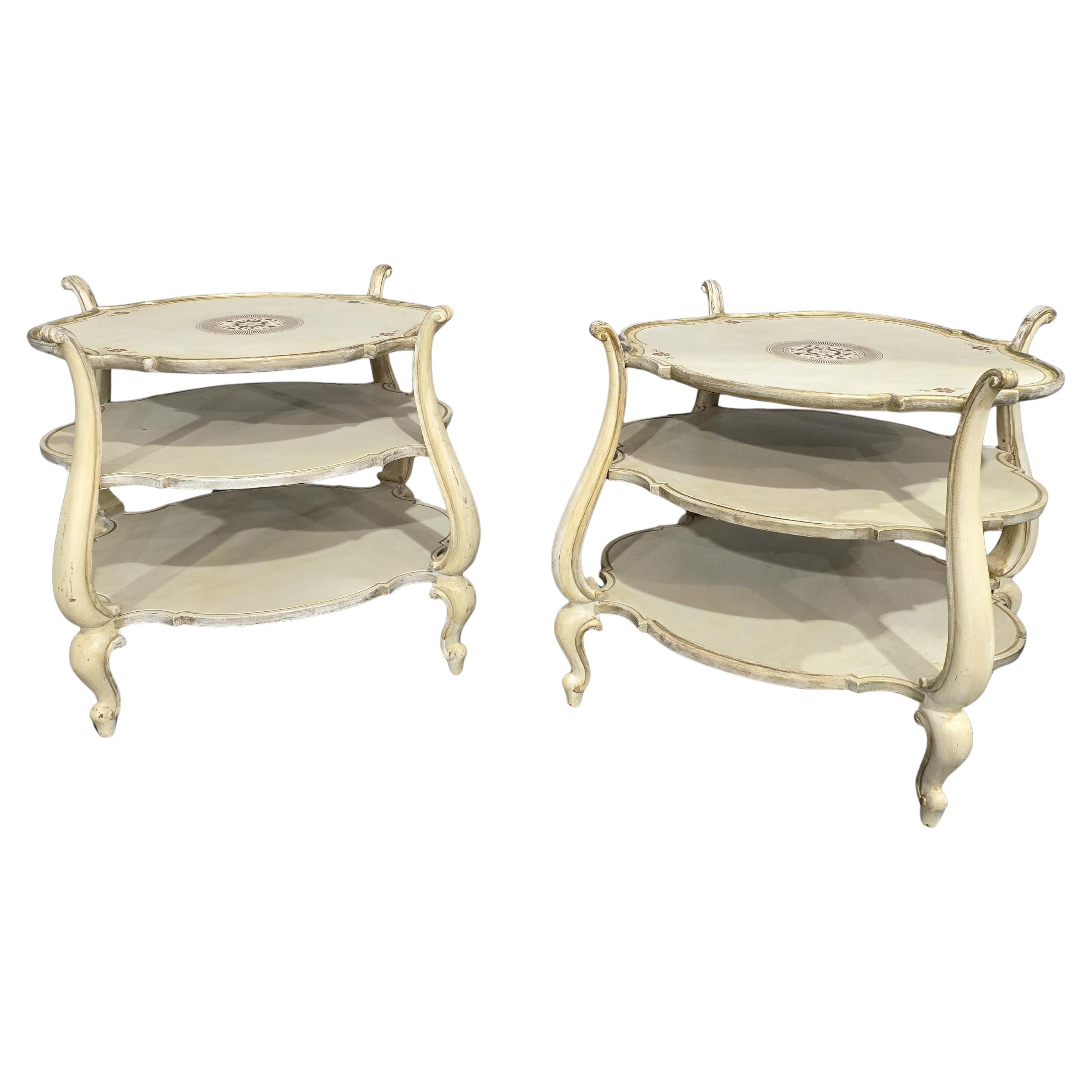 Meravigliosa coppia di tavoli da lampada occasionali dipinti in vendita