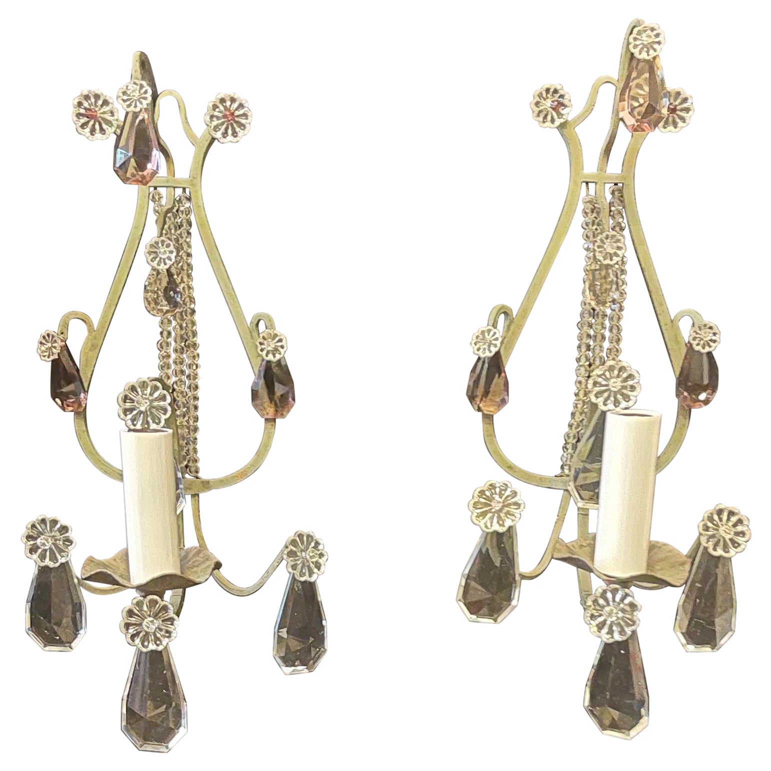 Merveilleuse paire de petites appliques de la Maison Bagues perlées de perles d'améthyste vertes en vente