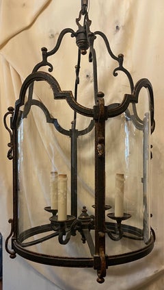 Merveilleuse paire de lustres en fer forgé doré de style Régence avec de grandes lanternes en verre
