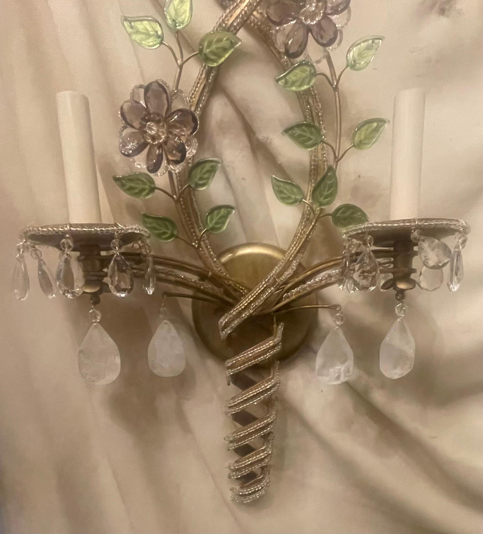 Belle Époque Merveilleuse paire d'appliques dorées à deux lumières en cristal de roche Bagues, fleurs en spirale perlées en vente