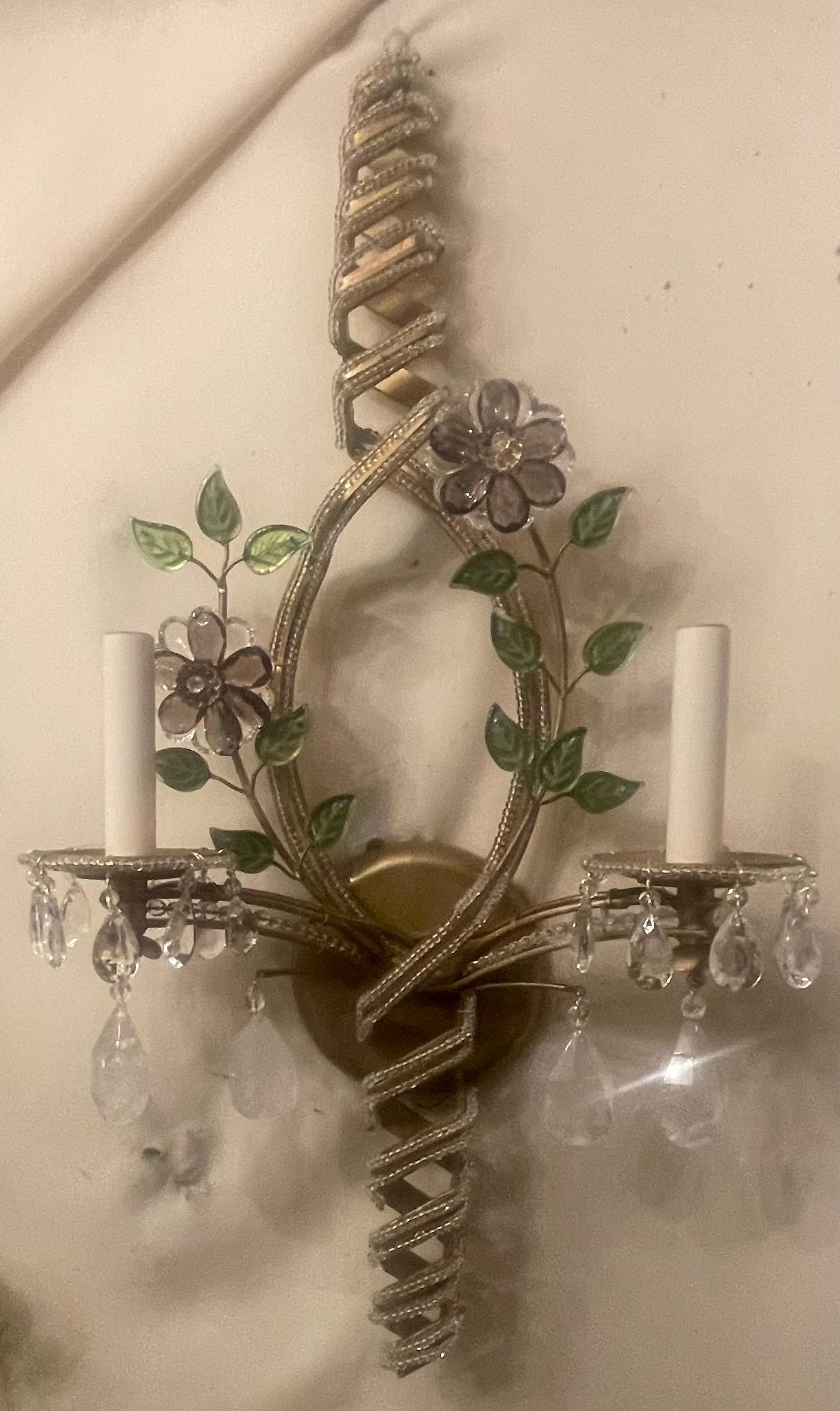 italien Merveilleuse paire d'appliques dorées à deux lumières en cristal de roche Bagues, fleurs en spirale perlées en vente