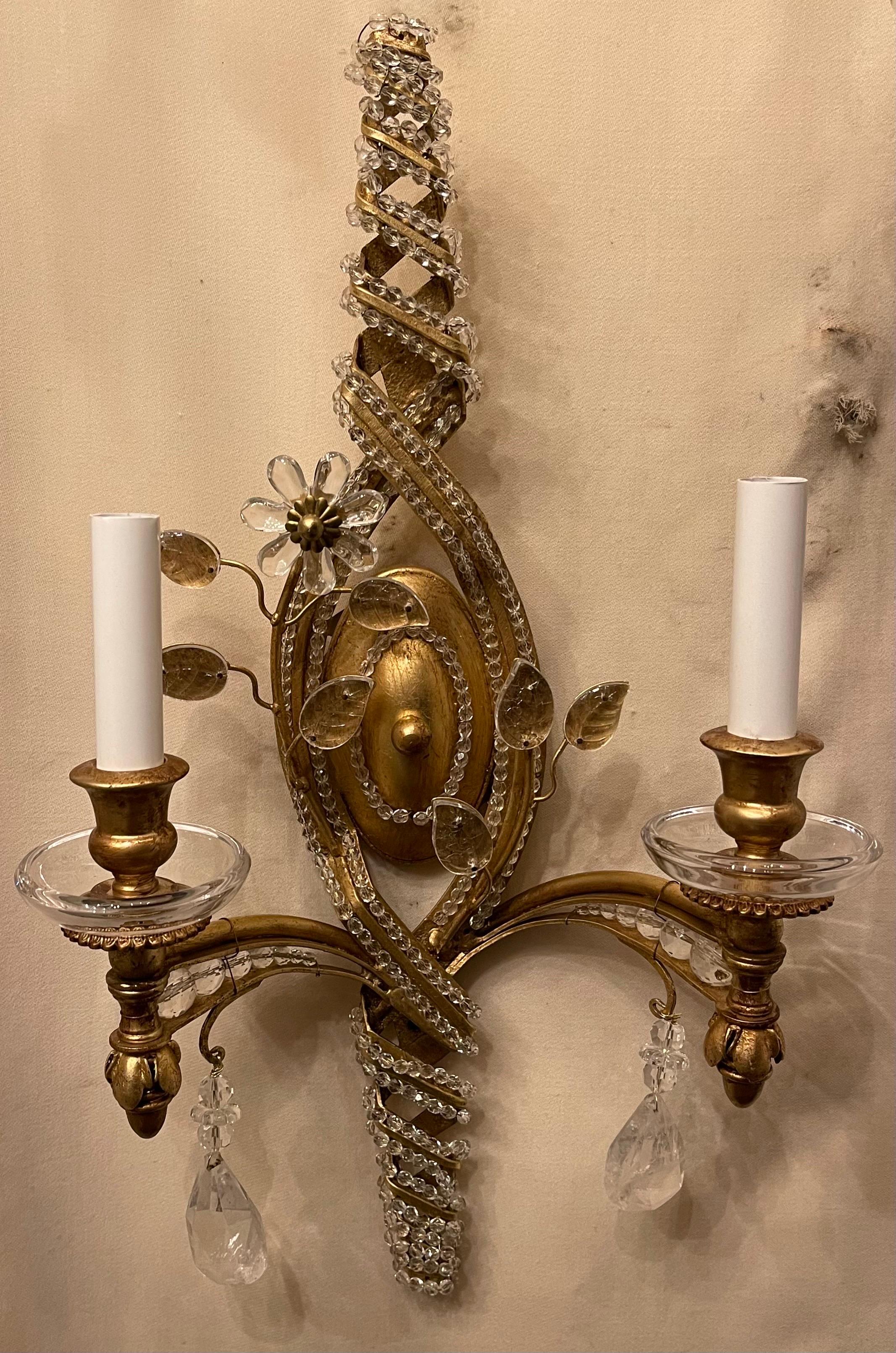 Zwei wunderschöne, zweiflammige, vergoldete Bagues-Wandleuchter, Bergkristall, Perlen, Spiral (Moderne der Mitte des Jahrhunderts) im Angebot