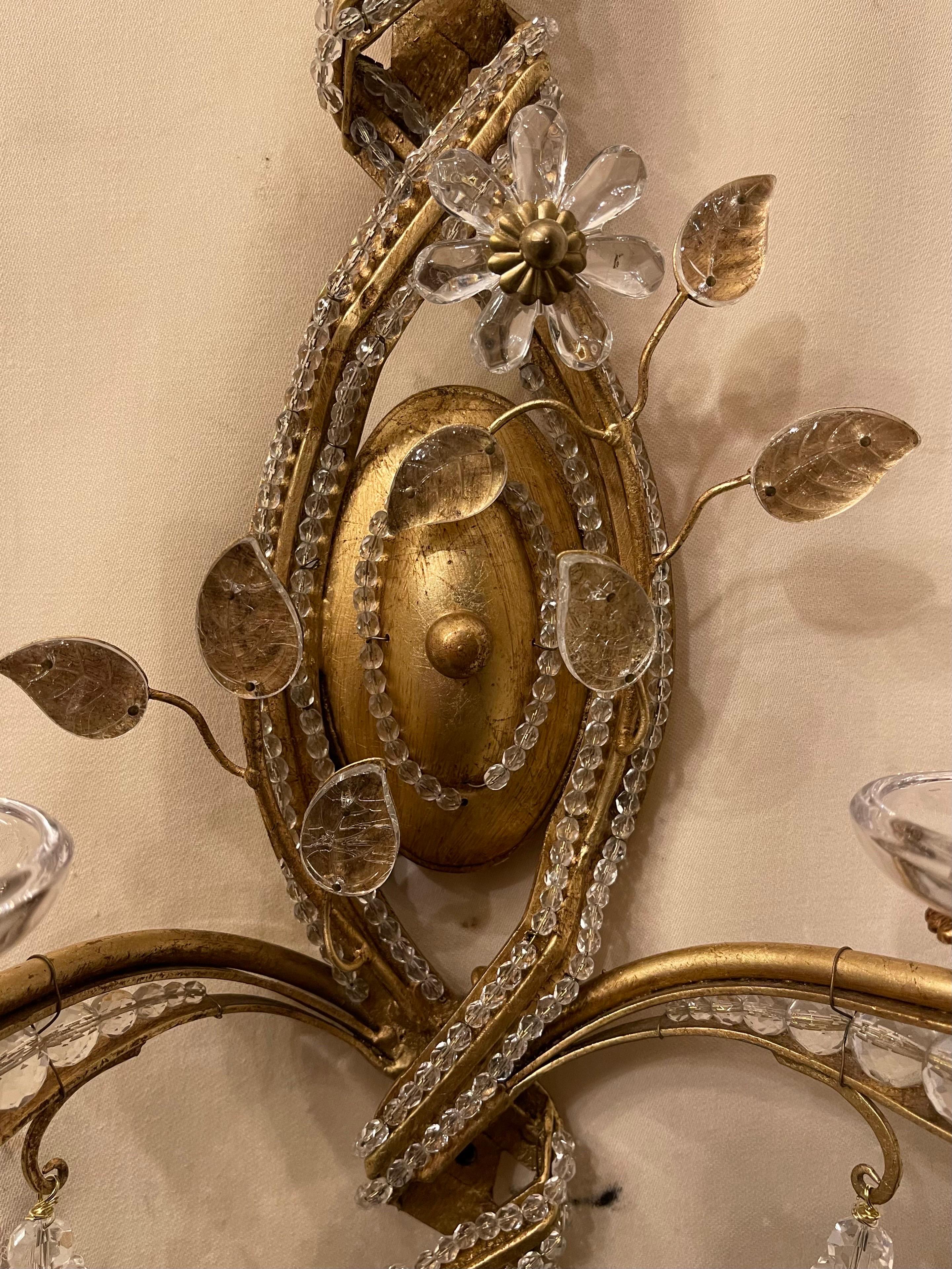 Zwei wunderschöne, zweiflammige, vergoldete Bagues-Wandleuchter, Bergkristall, Perlen, Spiral (Italienisch) im Angebot