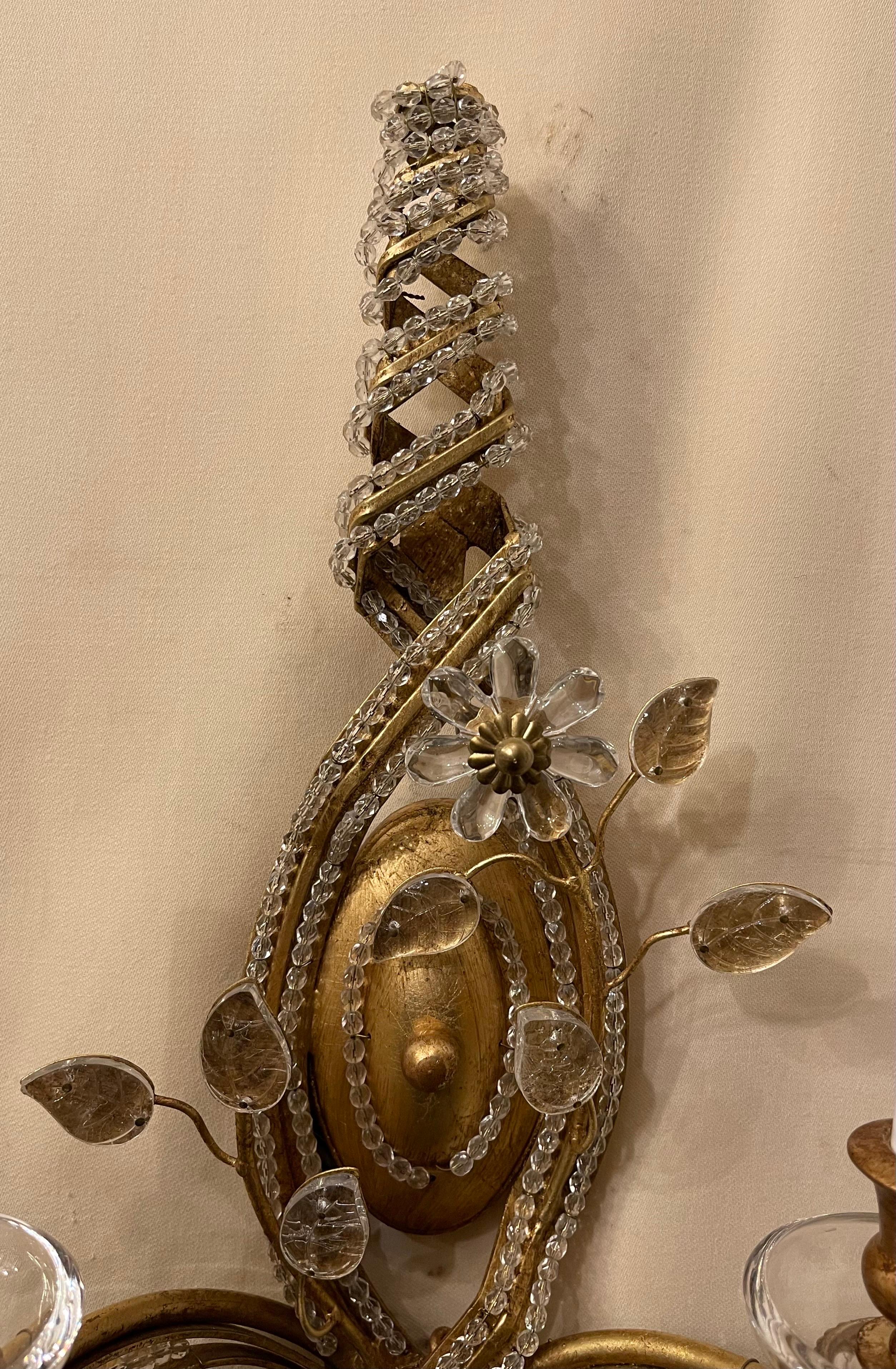 Zwei wunderschöne, zweiflammige, vergoldete Bagues-Wandleuchter, Bergkristall, Perlen, Spiral (20. Jahrhundert) im Angebot