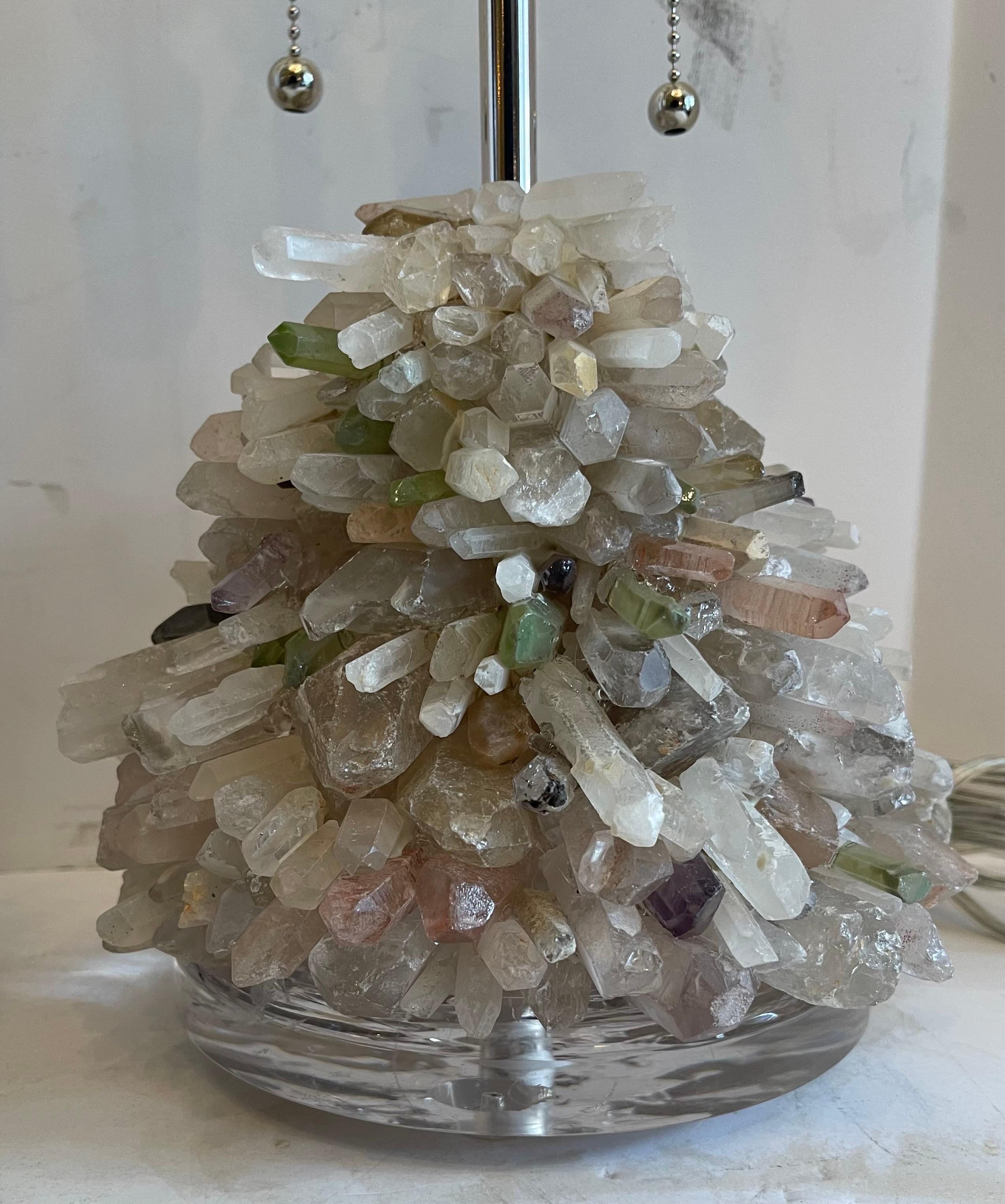 Poli Merveilleuse paire de lampes de bureau en cristal de roche et lucite multi-quartz brésilien Candy en vente