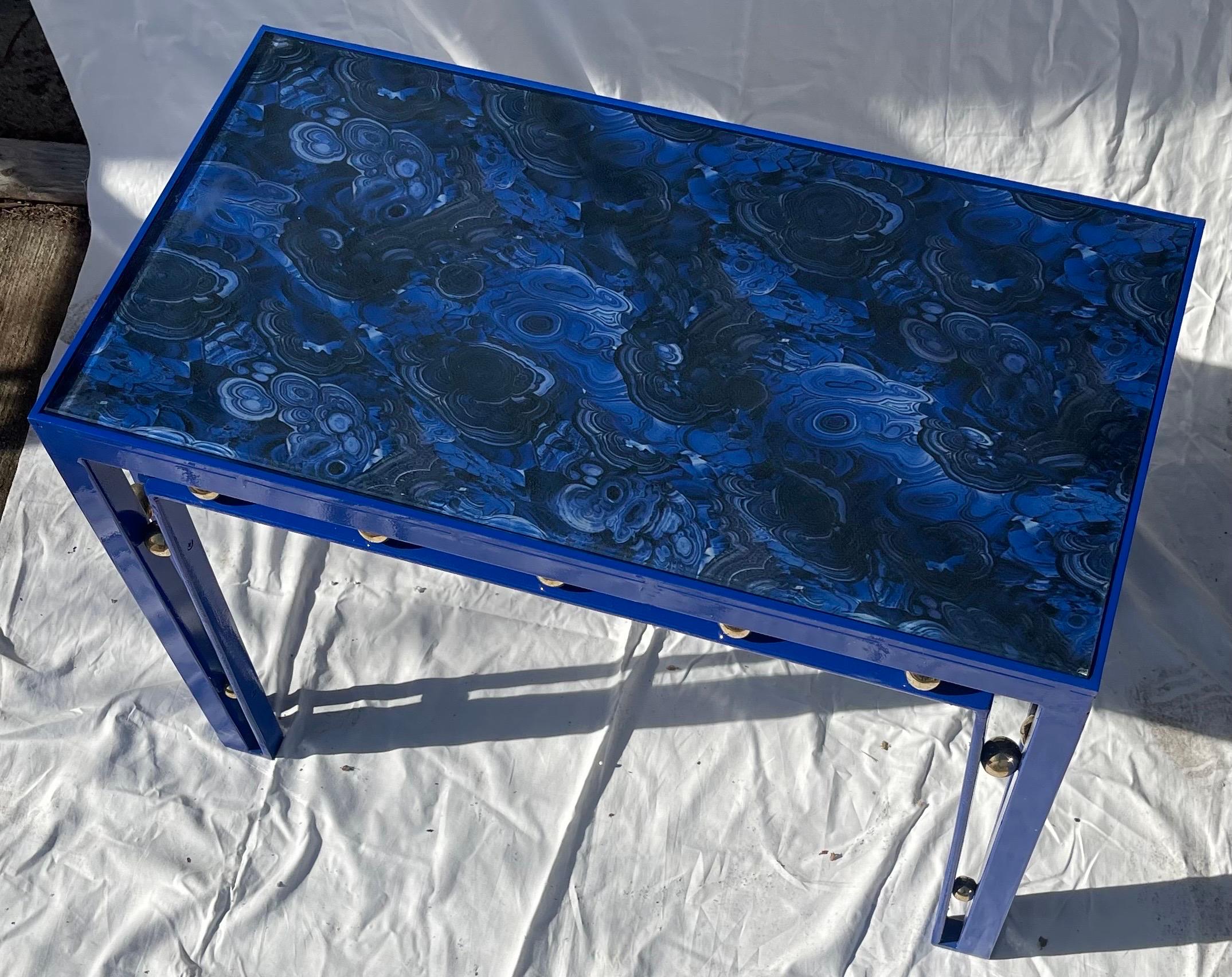 Wunderschönes Paar Beistelltische Glasplatte Blau Emaille Messing Ball Manner Royère (20. Jahrhundert) im Angebot
