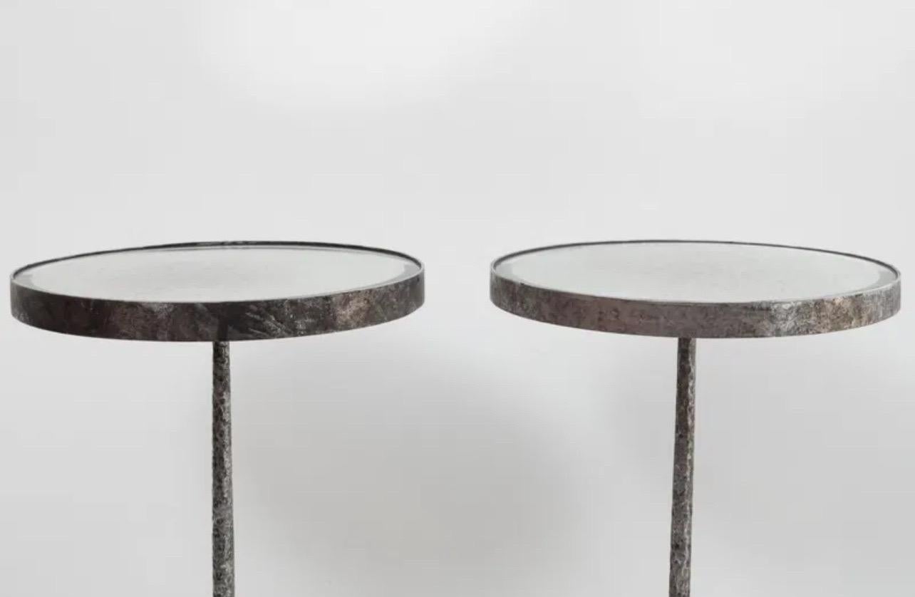 Maravillosa Pareja De Mesas Auxiliares / De Copas De Metal Plateado Martillado Con Tapa Biselada De Espejo