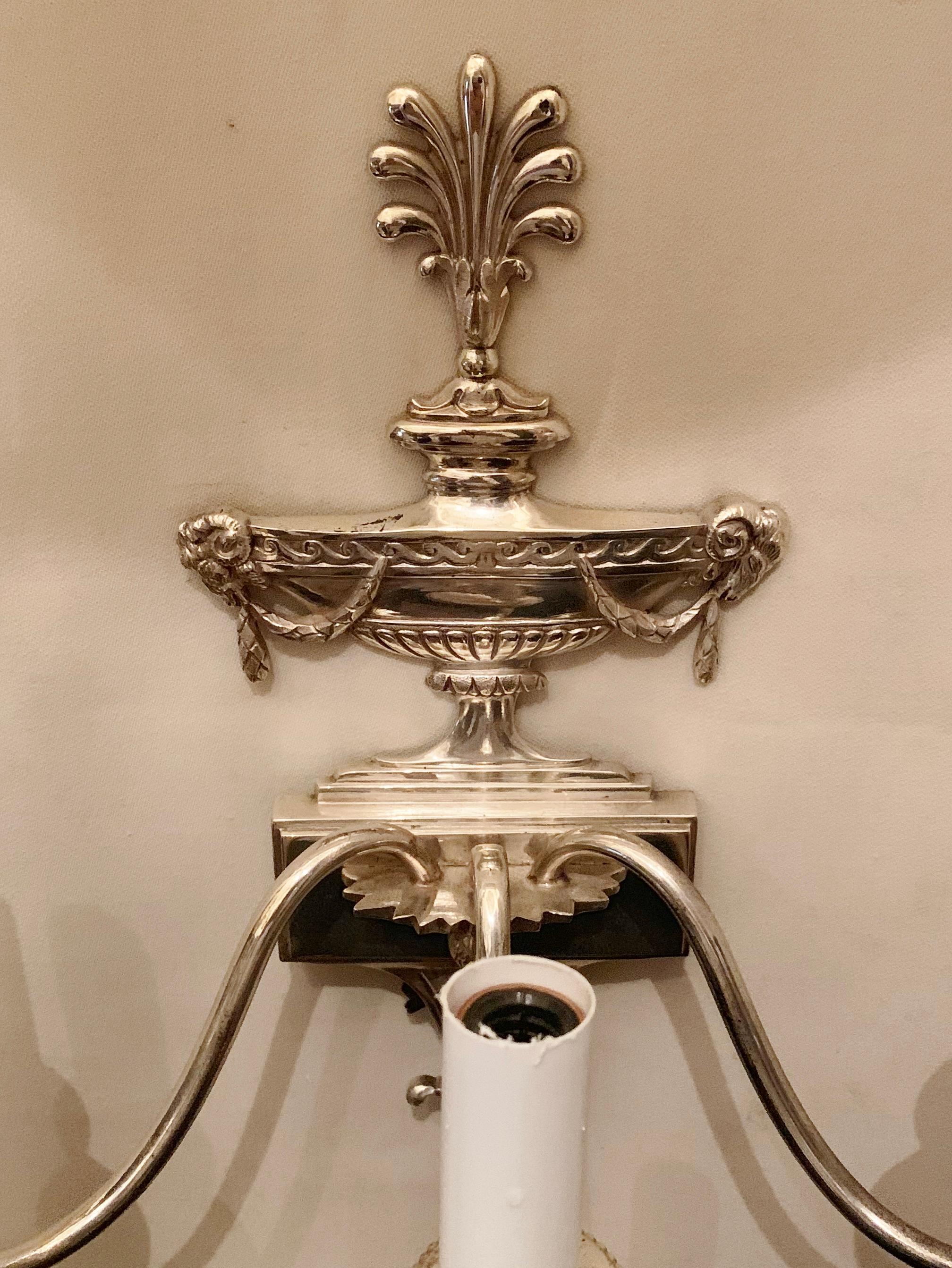 Paar versilberte Caldwell Baguès-Urnenleuchter aus Bronze und Nickel im neoklassischen Stil (Versilbert) im Angebot