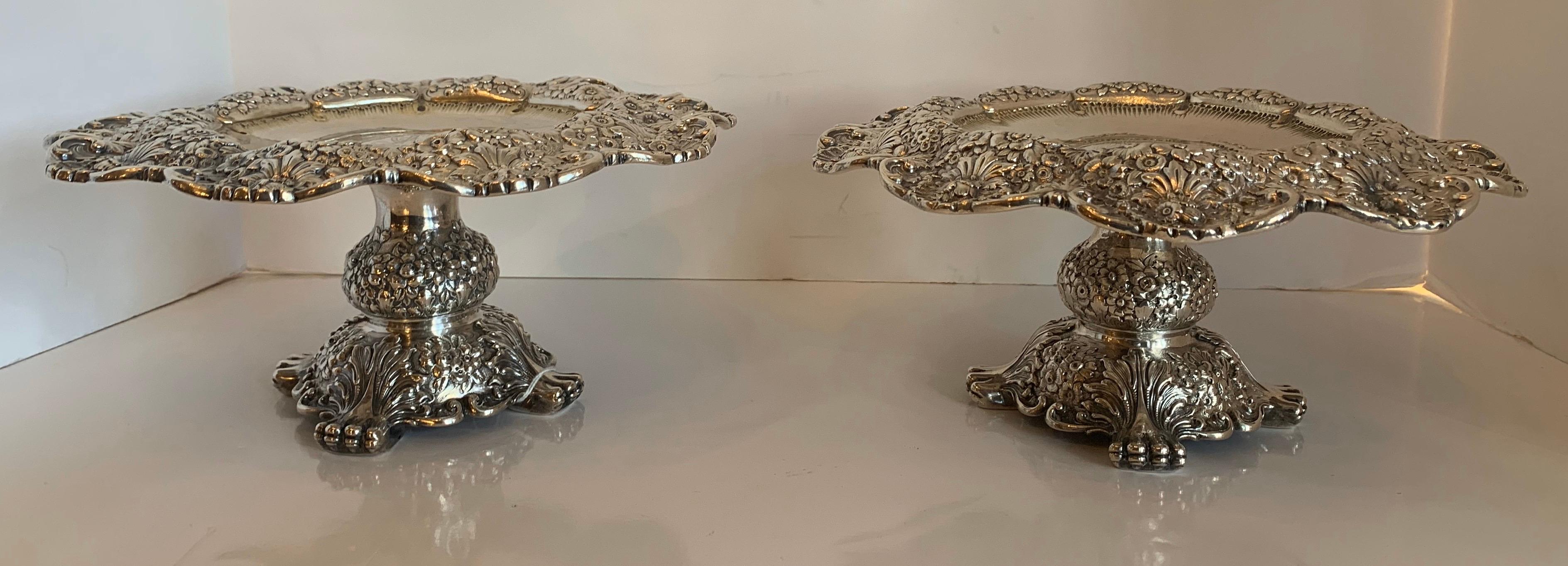 Wunderbare Paar Tiffany Sterling Silber 925 Feines Detail Frühling Blume Form erhöht Pfote Fuß Runde Kompotte
10