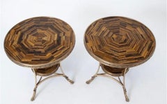 Merveilleuse paire de tables rondes Gueridon à œil de tigre en pierre semi-précieuse et bronze d'ormolu
