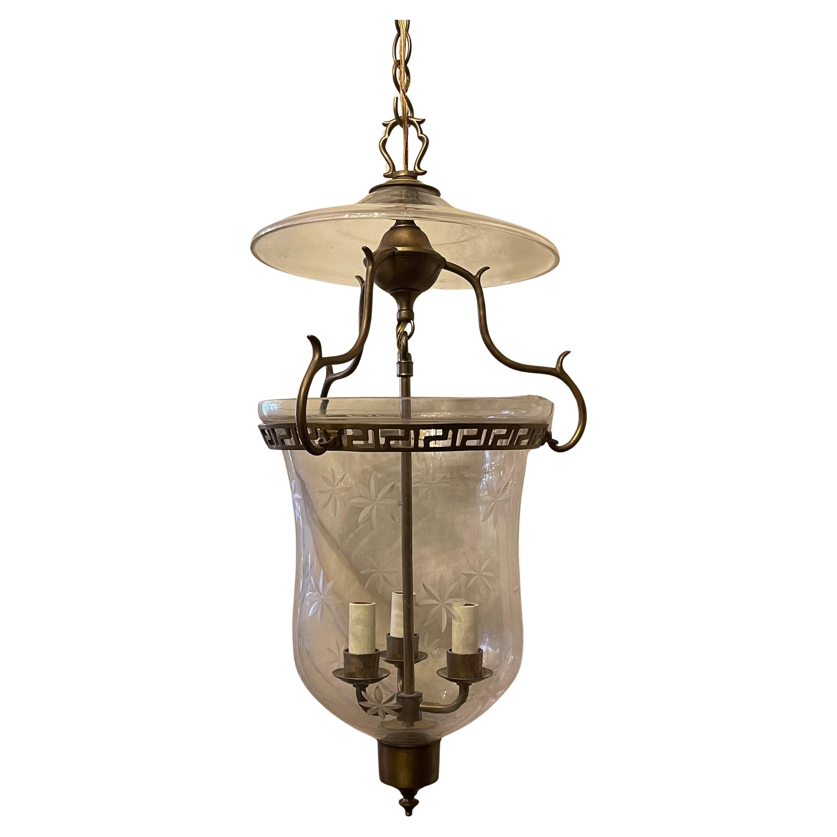 Wunderschöne Vaughan Bell Jar Glass Star Brass Pendelleuchte Laterne, mit einem 3 Licht Cluster, begleitet von Kette und Baldachin für die Installation. 

