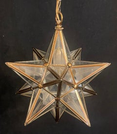 Maravilloso juego de lámparas de araña con estrellas de bronce, latón y cristal de Vaughan Designs