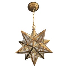 Maravilloso juego de lámparas de araña con estrellas de bronce, latón y cristal de Vaughan Designs