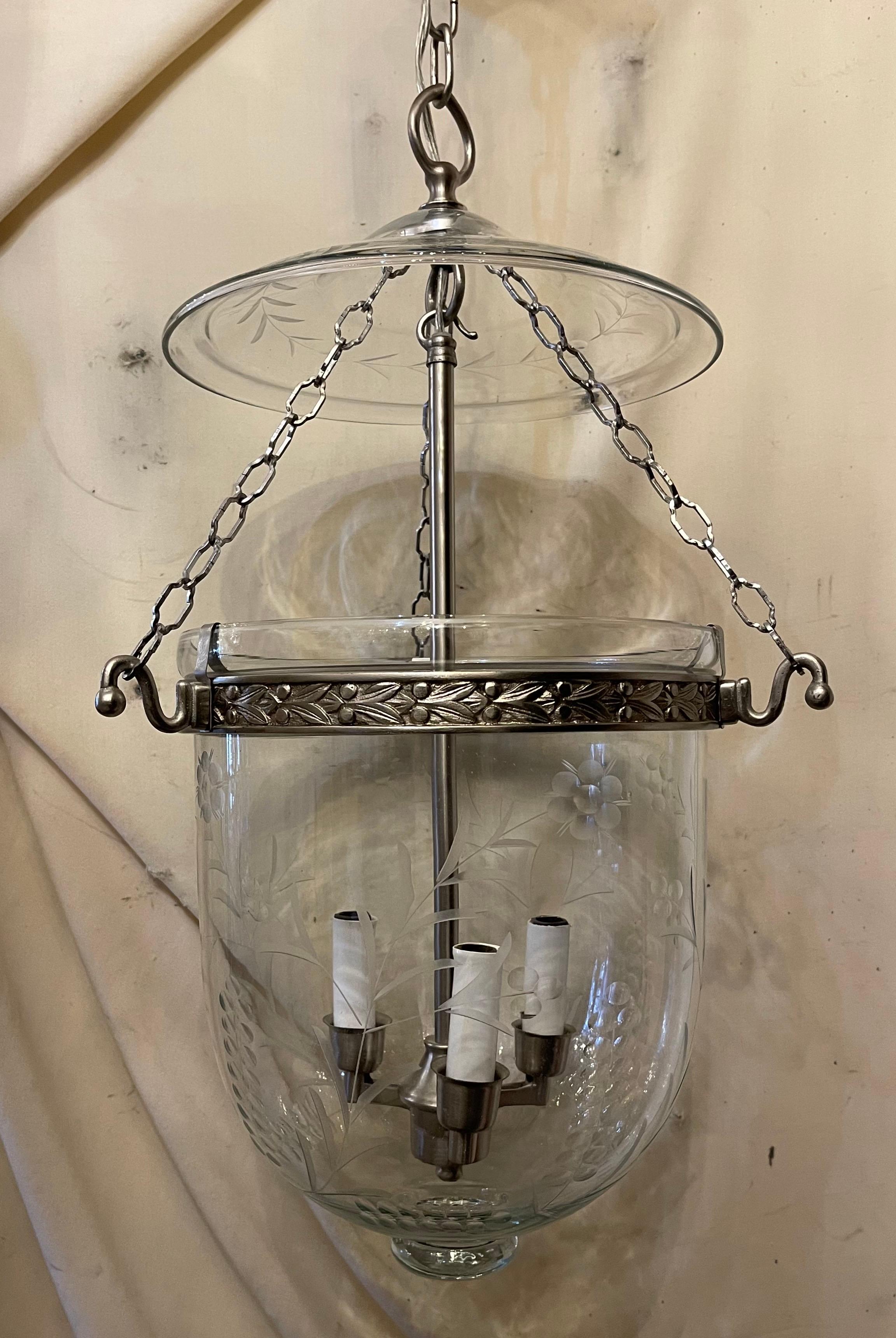 Merveilleuse paire de lanternes en bronze nickelé et verre soufflé avec des fleurs et des feuilles gravées, chacune des lanternes en forme de cloche avec une grappe de trois lampes candélabres, 
Accompagné d'une chaîne, d'un auvent et de matériel de