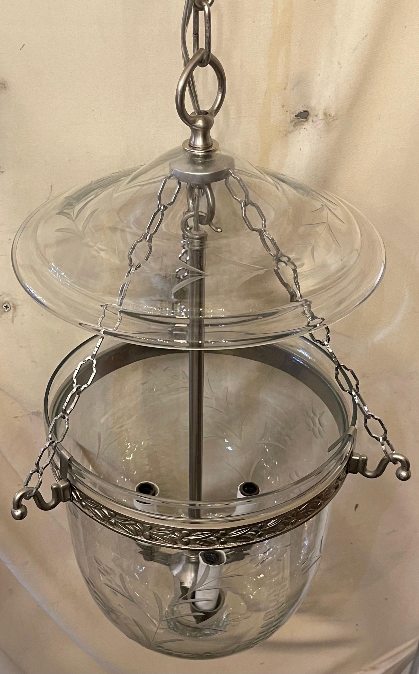 Regency Merveilleuse paire de lanternes Vaughan Nichel Glass Flower Bell Jar 3-Light Lantern Fixtures en vente