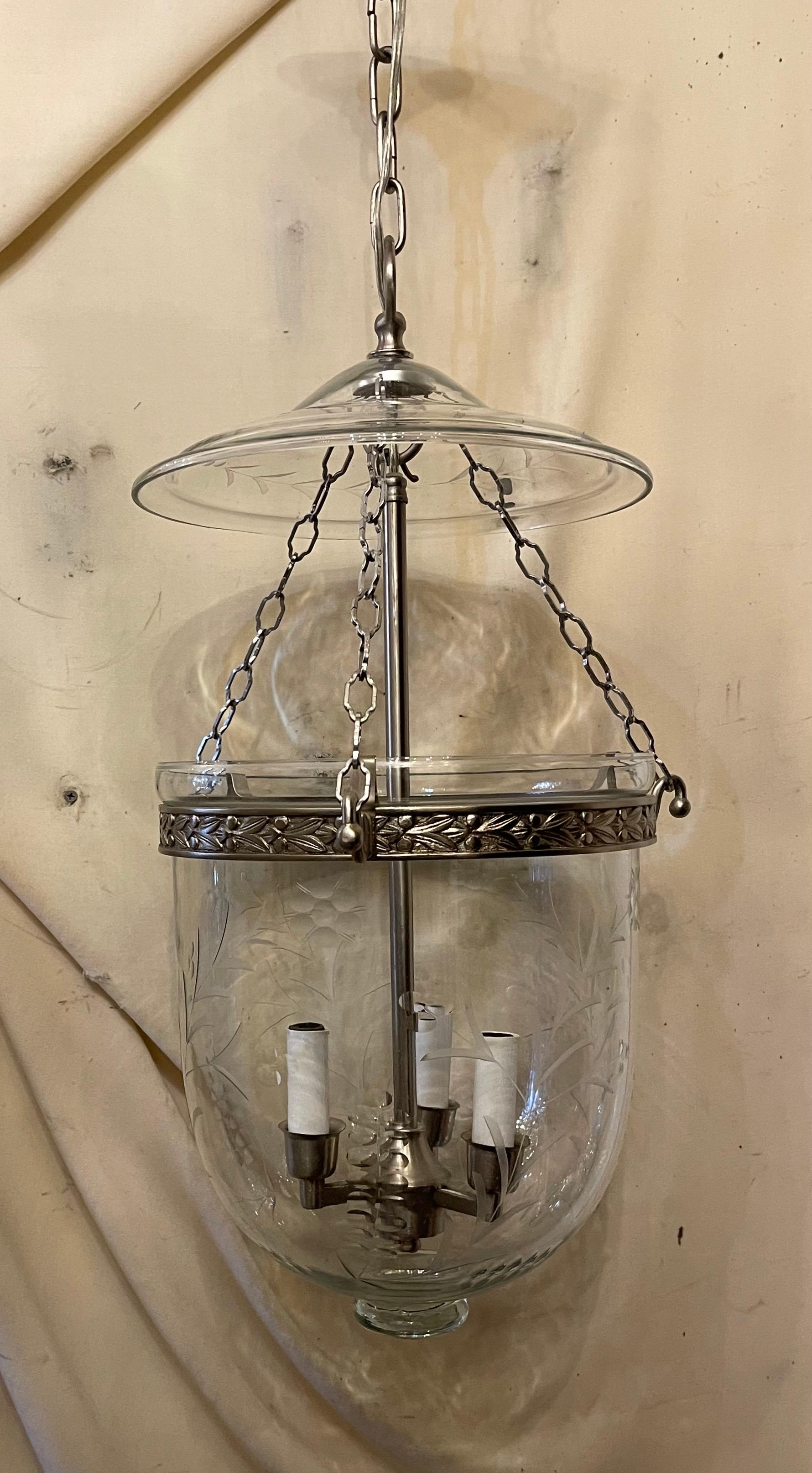 Buriné Merveilleuse paire de lanternes Vaughan Nichel Glass Flower Bell Jar 3-Light Lantern Fixtures en vente