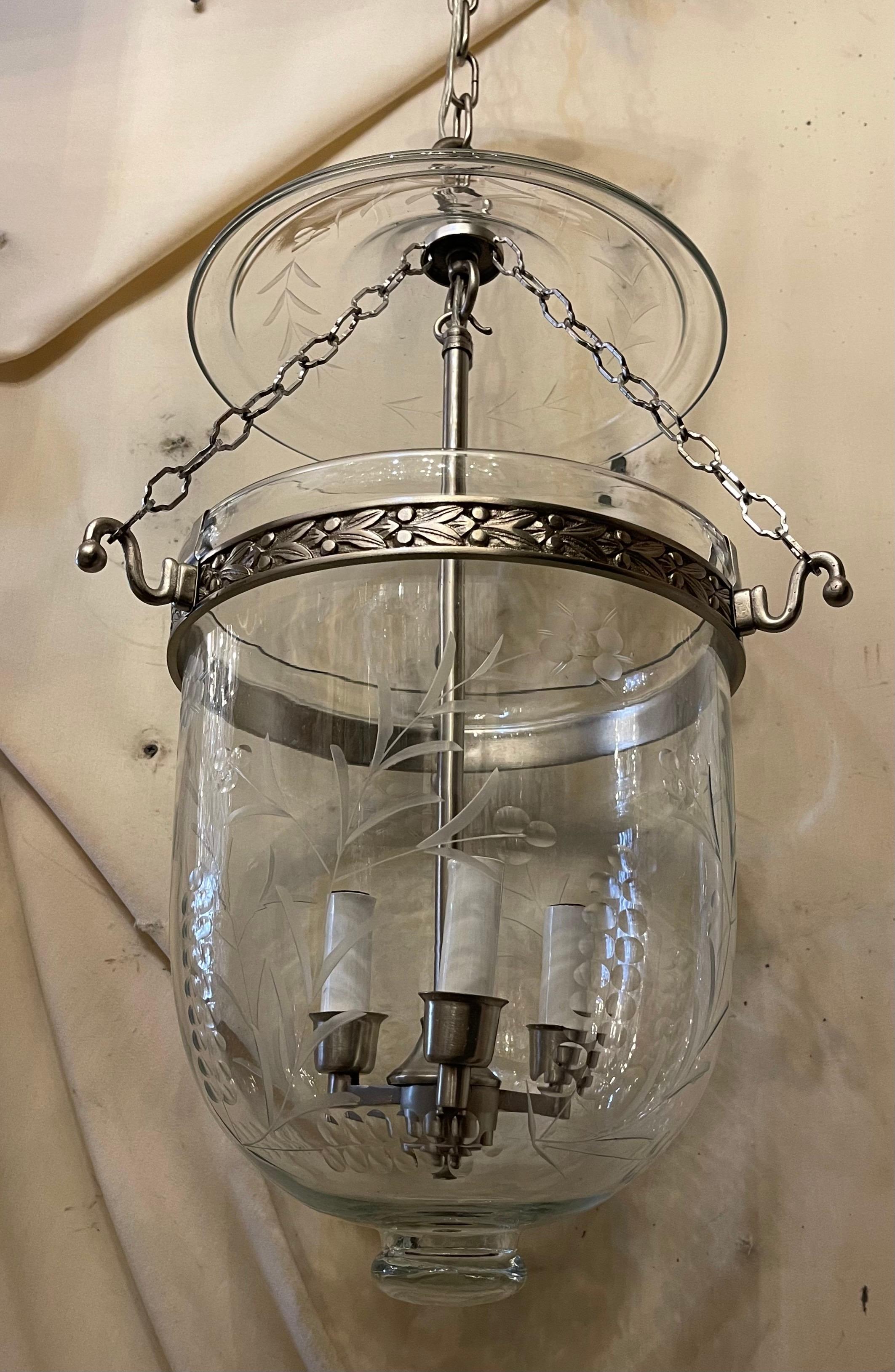 Merveilleuse paire de lanternes Vaughan Nichel Glass Flower Bell Jar 3-Light Lantern Fixtures Bon état - En vente à Roslyn, NY