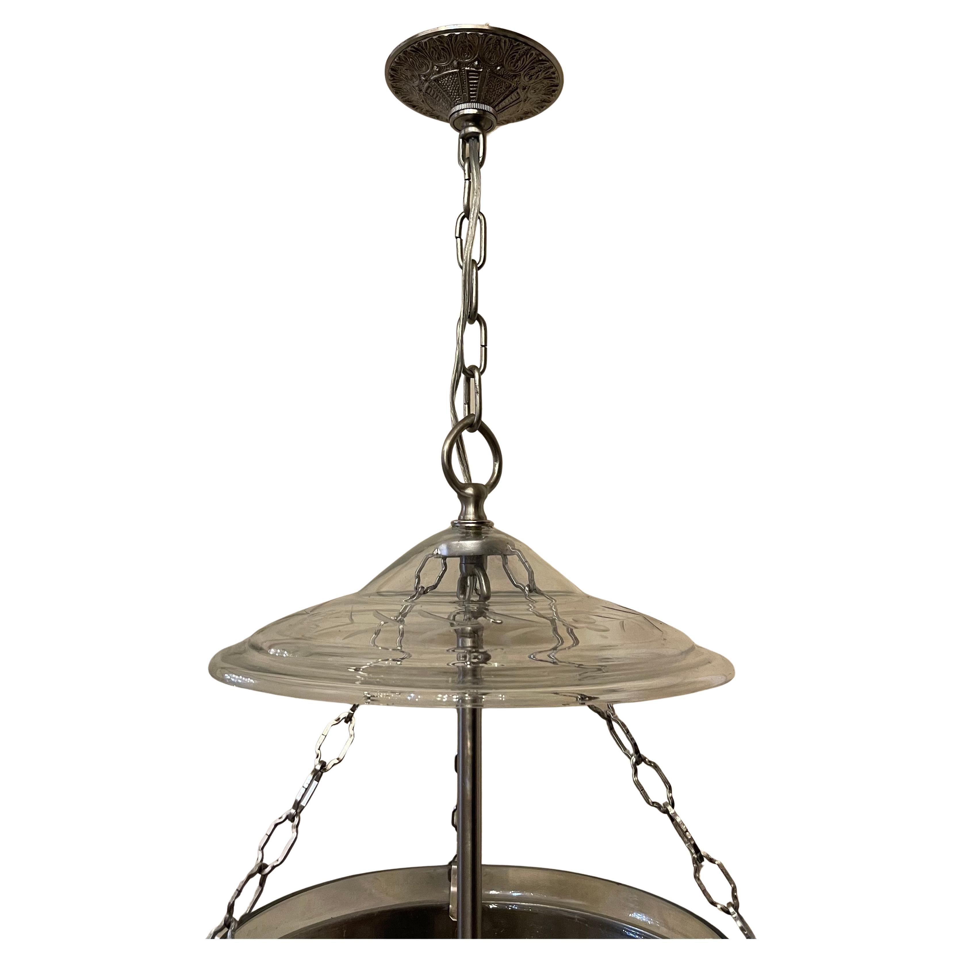 20ième siècle Merveilleuse paire de lanternes Vaughan Nichel Glass Flower Bell Jar 3-Light Lantern Fixtures en vente