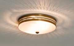 Wunderschönes Paar Vaughan Regency Messing mattiertes Glas Flush Mount Deckenleuchten