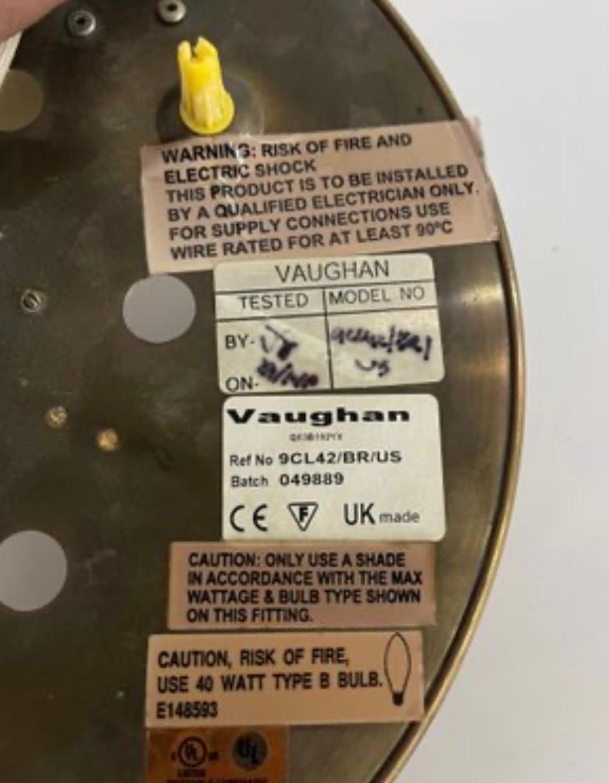 Laiton Merveilleuse paire de plafonniers Vaughan Regency en laiton avec verre dépoli en vente