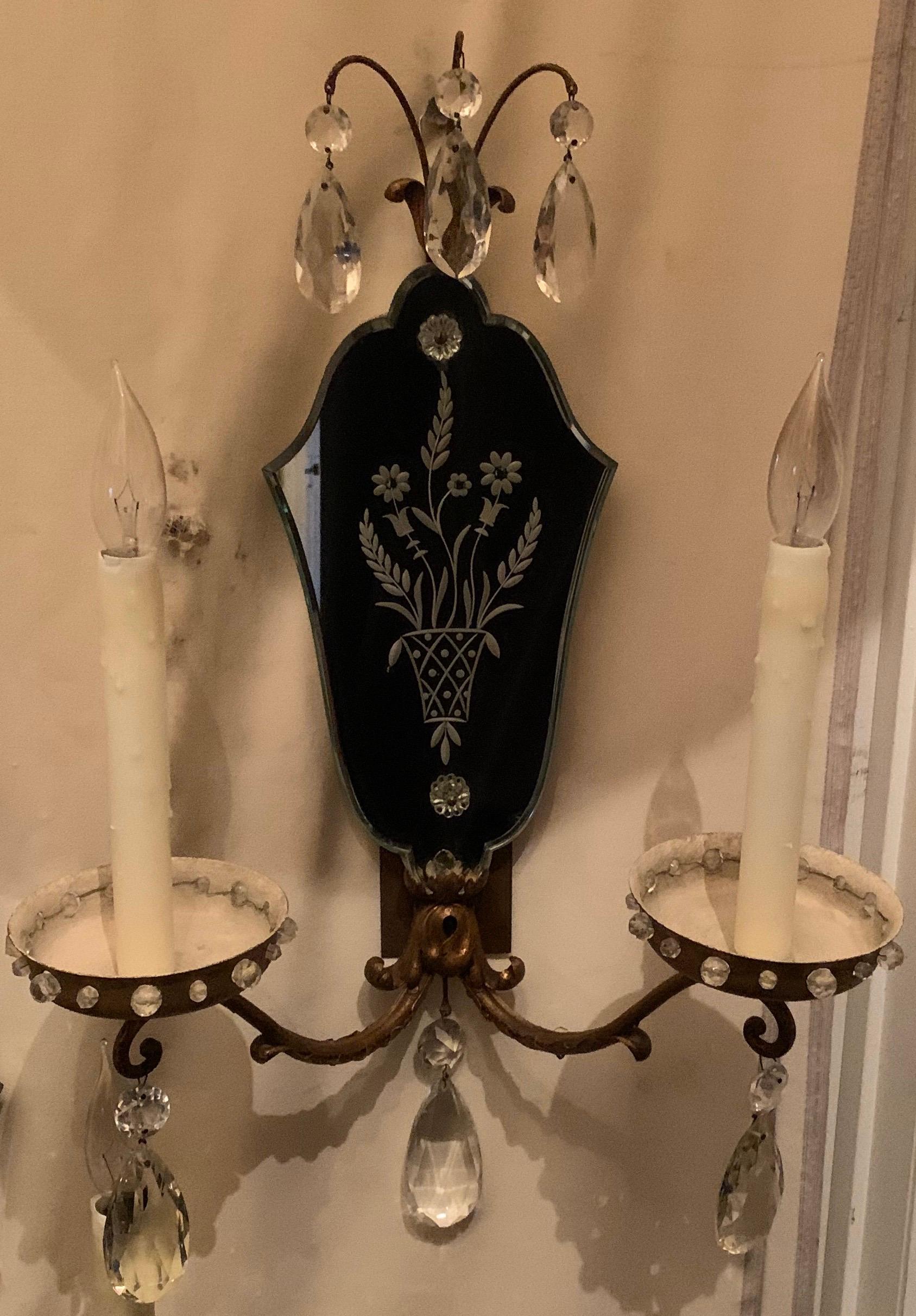 Magnifique paire d'appliques italiennes de style Baguès à fond de miroir gravé, chacune avec 2 douilles de candélabre.