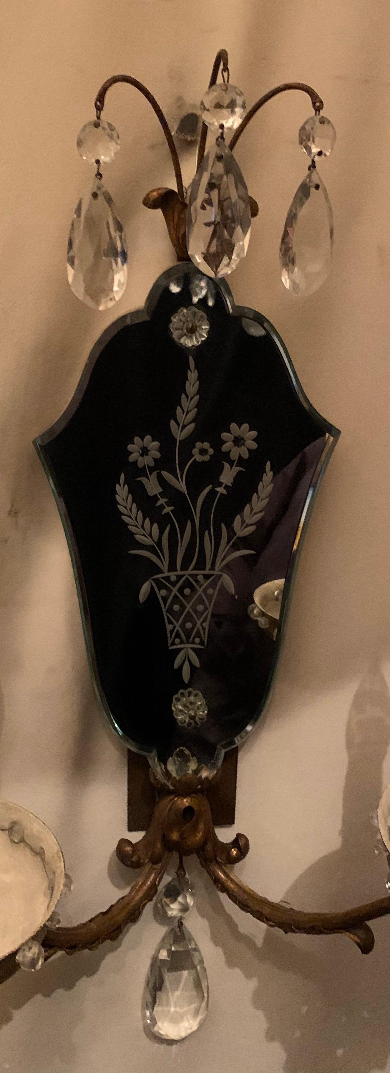 Doré Merveilleuse paire d'appliques italiennes en cristal Baguès Tole à dos de miroir gravé, d'époque en vente
