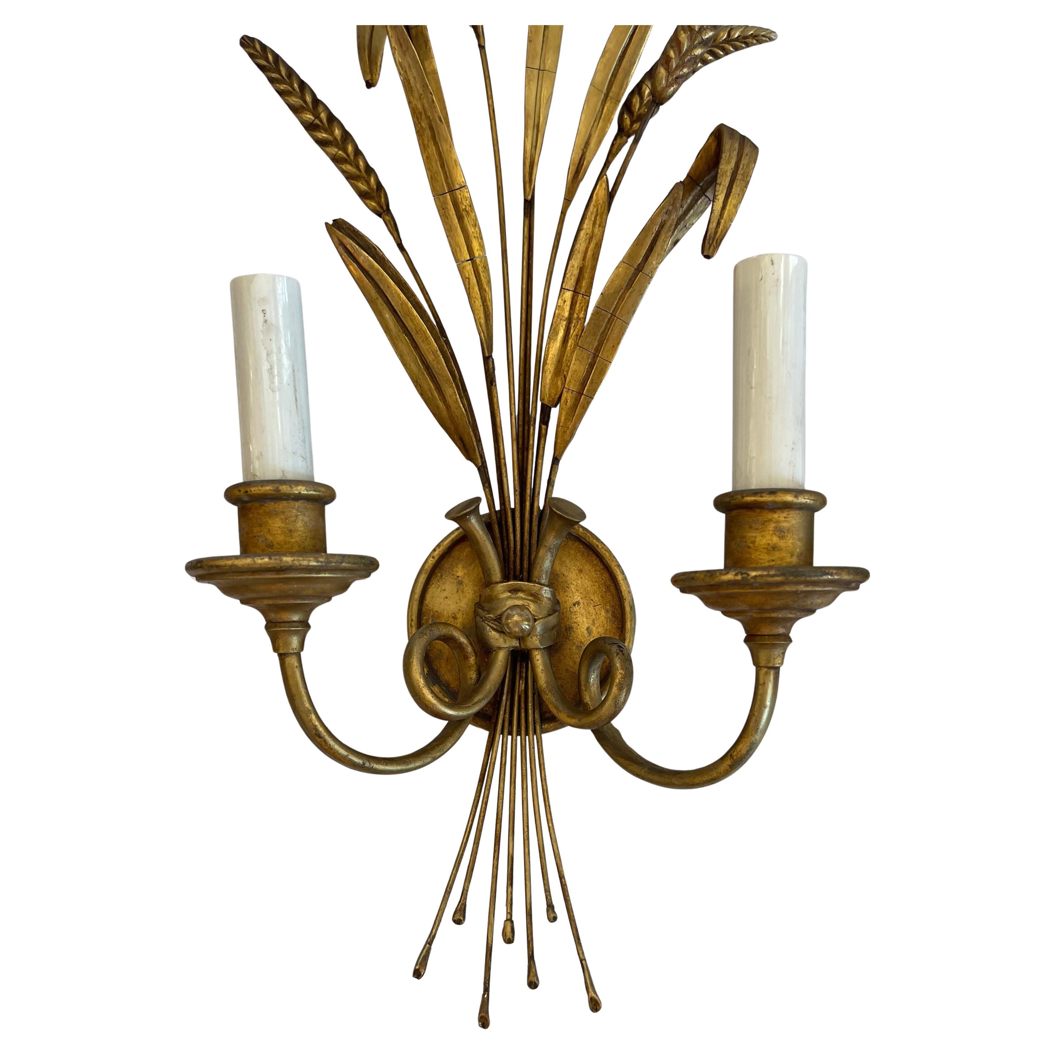 Merveilleuse paire d'appliques italiennes d'époque en forme de blé ou de gerbe avec un bras en forme de corne et deux bras de lumière en forme de candélabre, dorées à l'or fin.
Entièrement refait avec de nouvelles prises de courant